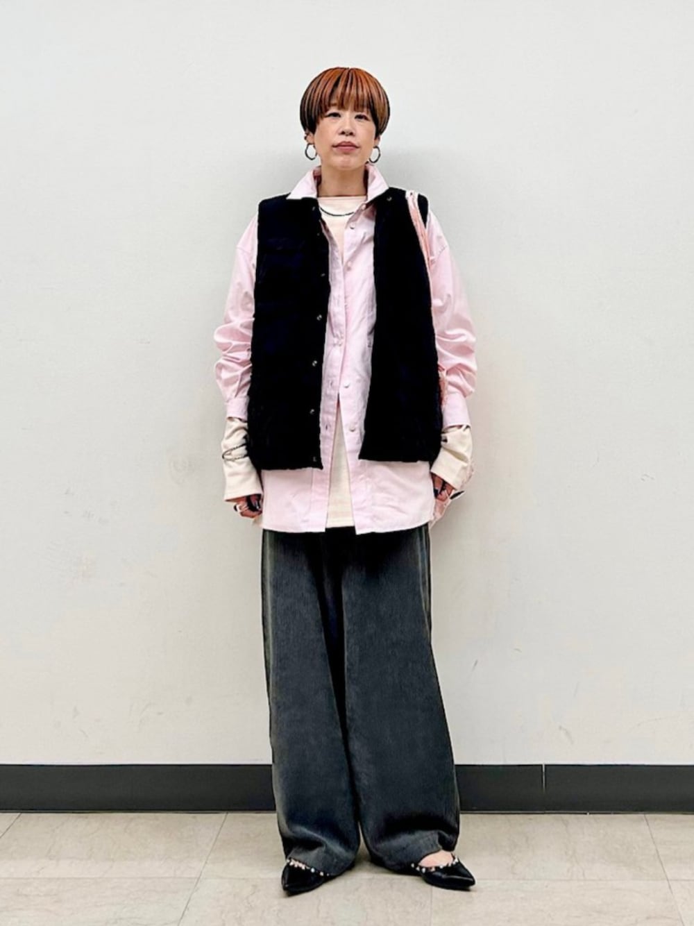 ピンク系のTシャツ/カットソー、グレー系のその他パンツ、ピンク系のトートバッグを着用したレディースの秋コーディネートの1枚目の写真