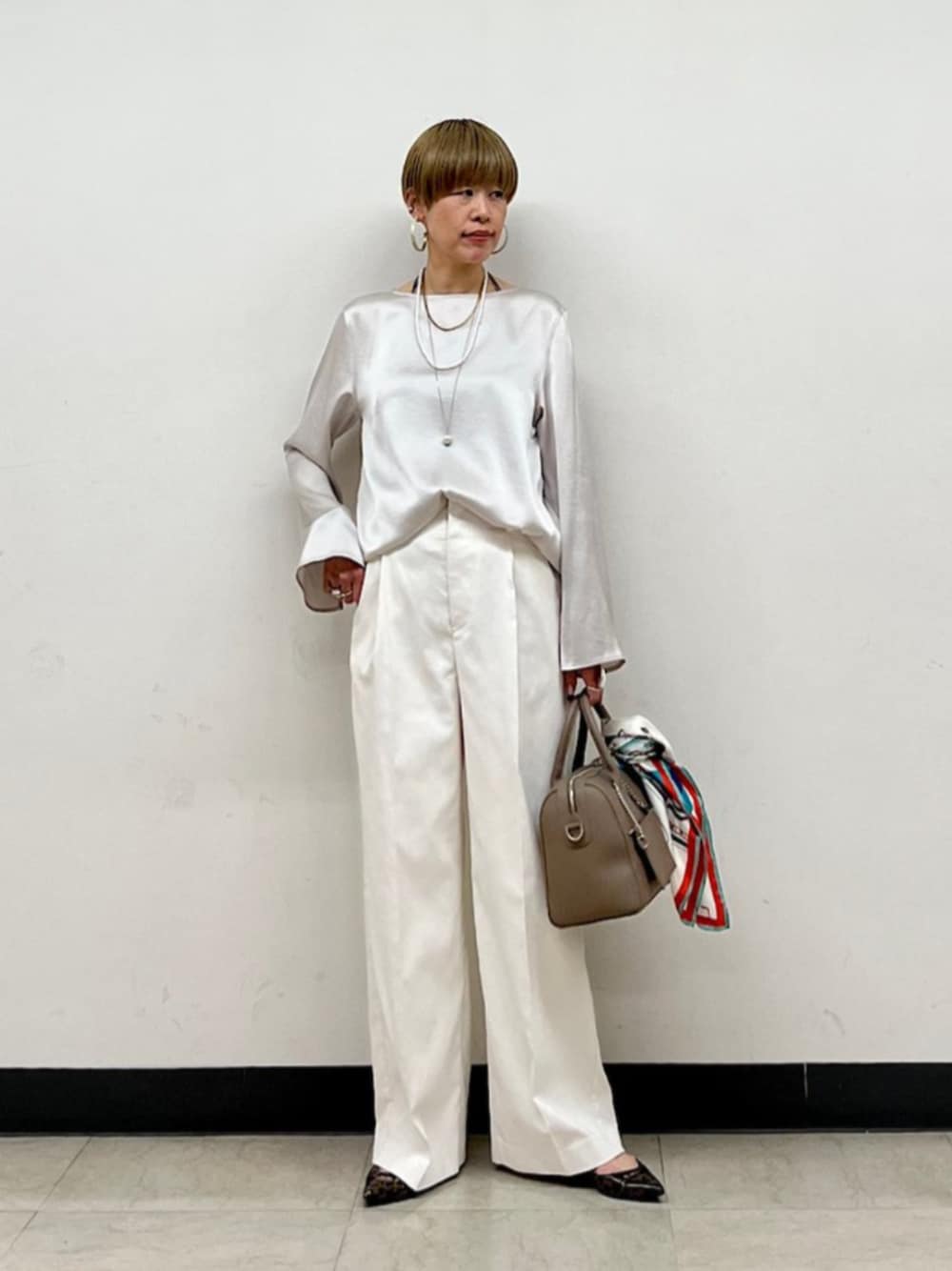 「SHIPS、SHIPS for women、シップス フォー ウィメン(SHIPS for women)、春コーデ、サテン、タックパンツ、ボストンバッグ」｜「SHIPSのVIOLETTE ROOM:ネックレス（ネックレス、ホワイト系）」を使った、森さん（レディース・162cm）の春コーディネートの1枚目の写真