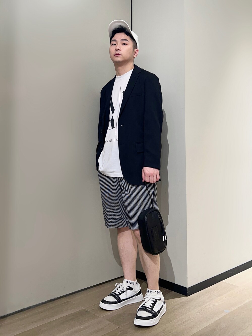 「AXchanger、armaniexchange、AXchange、アルマーニエクスチェンジ、ストリート、お出かけコーデ日記、きれいめカジュアル、春夏コーデ、モード、キャップ、初夏コーデ、モノトーン、休日スタイル、ロゴT、ジャケット」｜「ARMANI EXCHANGEの【A|X アルマーニ エクスチェンジ】AXロゴ　レースアップスニーカー（スニーカー、ホワイト系）」を使った、🔩J.HARAさん（メンズ・167cm）の春コーディネートの1枚目の写真