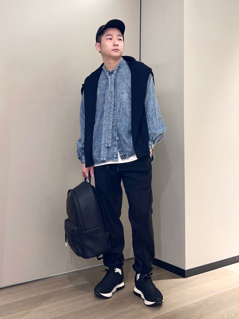 「WelcomeARMANI、ARMANIworld、armaniexchange、AXchanger、AXchange、アルマーニエクスチェンジ、ボウタイブラウス、ケミカルウォッシュ、大人カジュアル、きれい目カジュアル、ストリート、秋コーデ、ootd、肩掛け、シャツスタイル」｜「ARMANI EXCHANGEの【A|X アルマーニ エクスチェンジ】ケミカルデニムリボンシャツ（シャツ/ブラウス、ブルー系）」を使った、🔩J.HARAさん（メンズ・167cm）の秋コーディネートの1枚目の写真