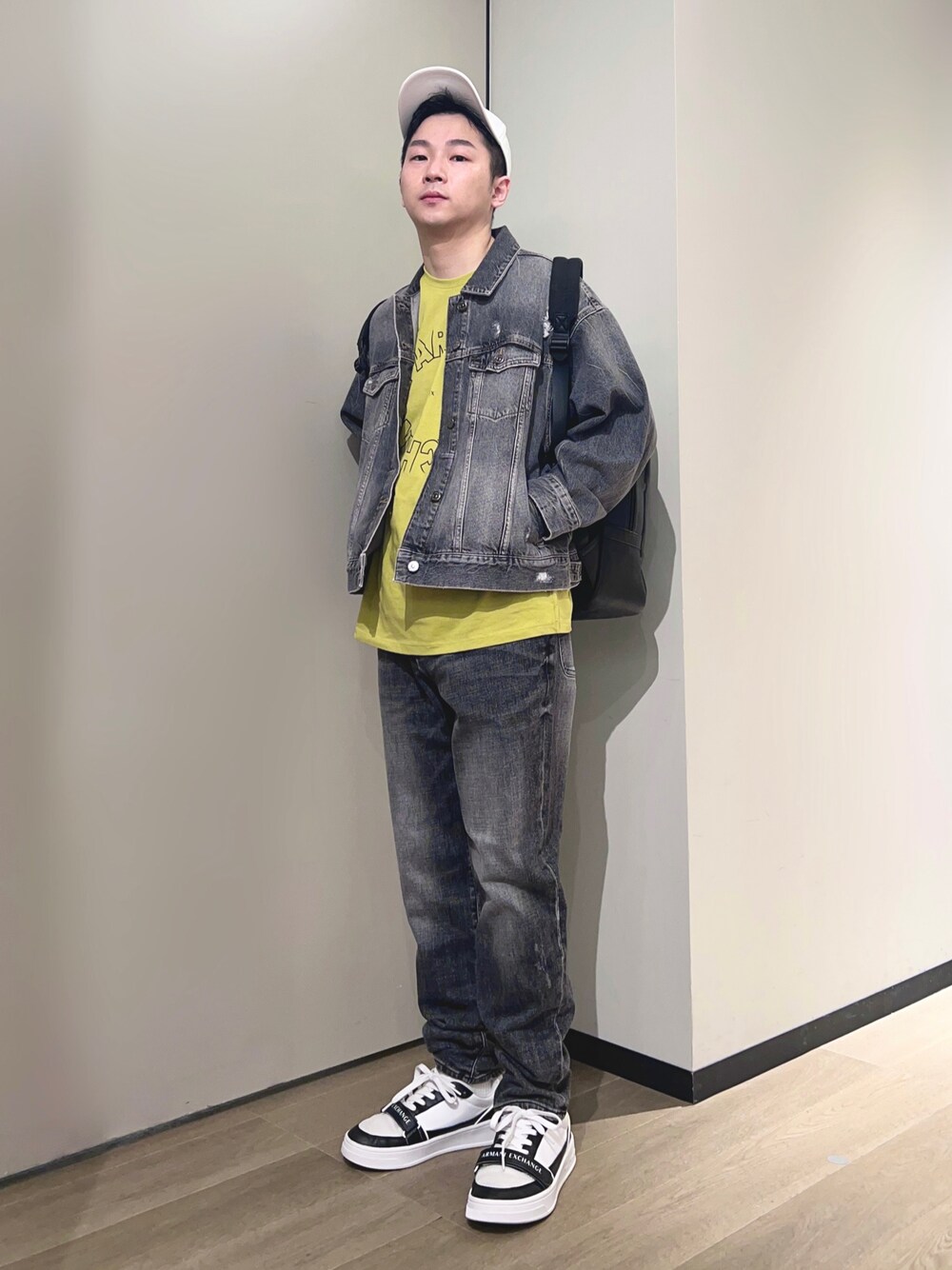 「AXchanger、AXchange、armaniexchange、アルマーニエクスチェンジ、ショップスタッフのおしゃれ配色、休日スタイル、スニーカー、ビタミンカラー、ストリート、セットアップ、春夏コーデ、キャップ、デニム、ライムグリーン、モード」｜「ARMANI EXCHANGEの【A|X アルマーニ エクスチェンジ】AXロゴ　レースアップスニーカー（スニーカー、ホワイト系）」を使った、🔩J.HARAさん（メンズ・167cm）の春コーディネートの1枚目の写真