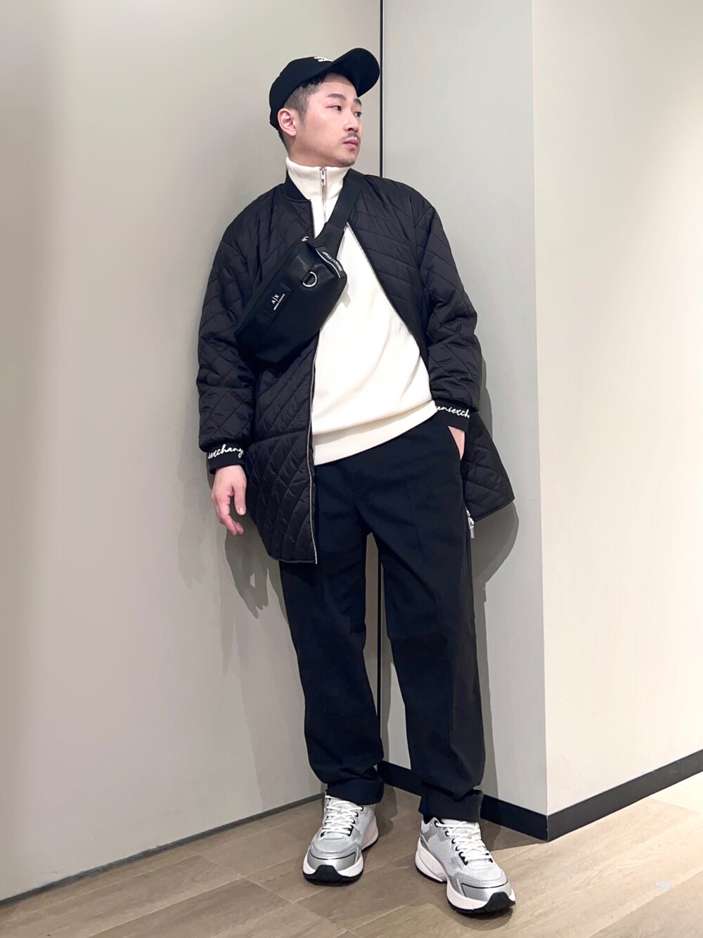 「重ね着ベストシーズン、AXchanger、AXchange、armaniexchange、アルマーニエクスチェンジ、スニーカー、ニット、きれいめカジュアル、ストリート、モノトーン、ビッグシルエット、レイヤードスタイル、お出かけコーデ、ハーフジップ、秋コーデ」｜「ARMANI EXCHANGEの【A|X アルマーニ エクスチェンジ】AXロゴ　レースアップスニーカー（スニーカー、シルバー系）」を使った、🔩J.HARAさん（メンズ・167cm）の秋コーディネートの1枚目の写真