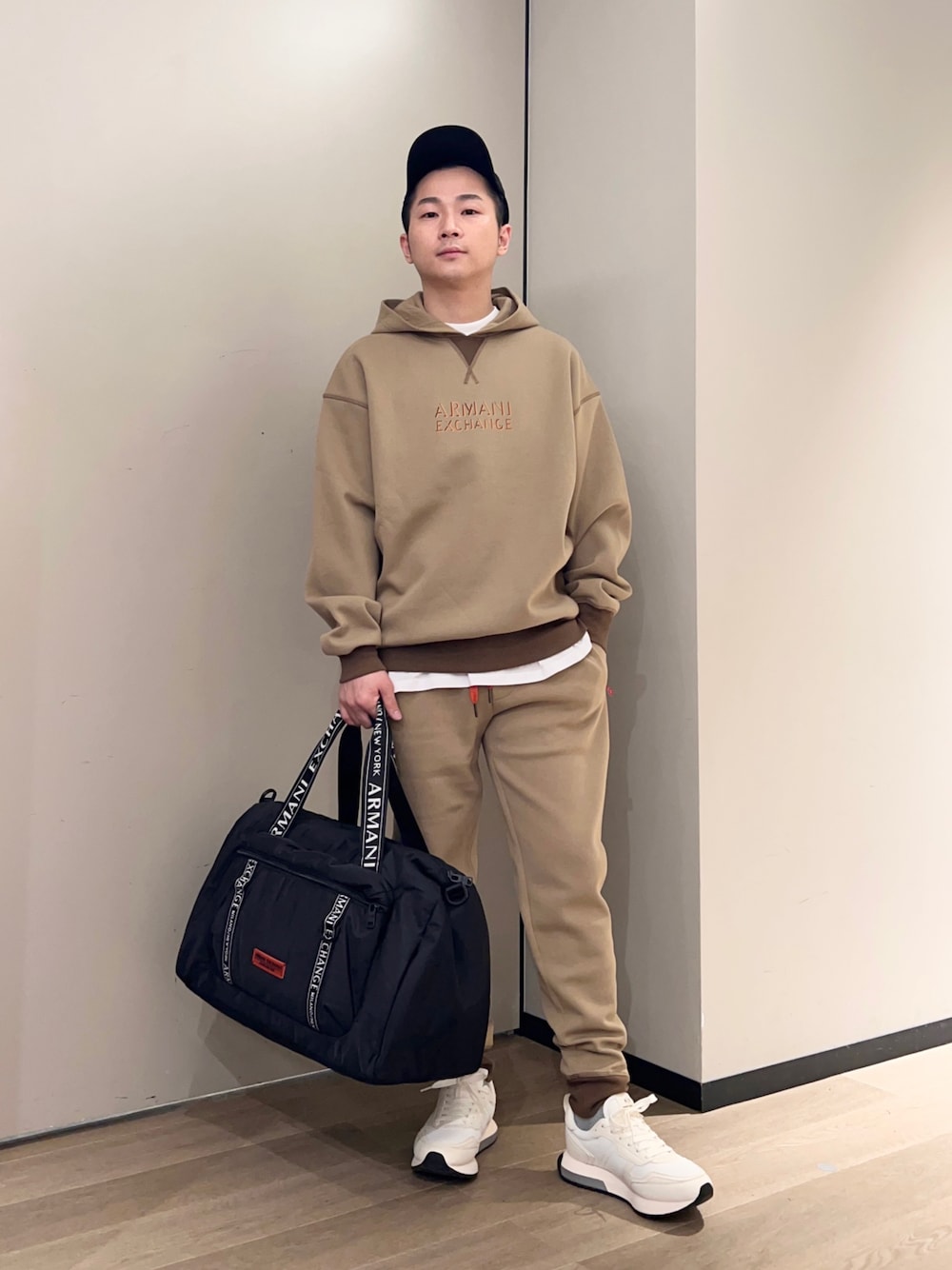 「アルマーニエクスチェンジ、アルマーニ、AXchanger、AXchange、スウェット、セットアップ、ベージュ、ワントーンコーデ、ストリート、ootd、ビッグシルエット、旅行、ボストンバッグ、ブラウン、キャメル」｜「ARMANI EXCHANGEの【A|X アルマーニ エクスチェンジ】AXロゴ　キャップ（キャップ、ブラック系）」を使った、🔩J.HARAさん（メンズ・167cm）の秋コーディネートの1枚目の写真