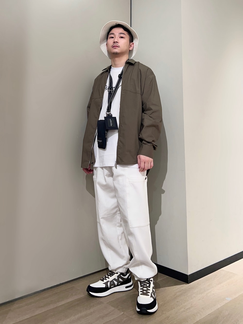 「AXchanger、AXchange、armaniexchange、アルマーニエクスチェンジ、ストリート、バケットハット、淡色コーデ、フェススタイル、ロゴT、韓国ファッション、お出かけコーデ、スニーカー、カーゴパンツ、みんなの白Tフェス、秋服準備はじめました」｜「ARMANI EXCHANGEの【A|X アルマーニ エクスチェンジ】ラインロゴ　半袖クルーネックTシャツ/REGULAR（Tシャツ/カットソー、ホワイト系）」を使った、🔩J.HARAさん（メンズ・167cm）の夏コーディネートの1枚目の写真