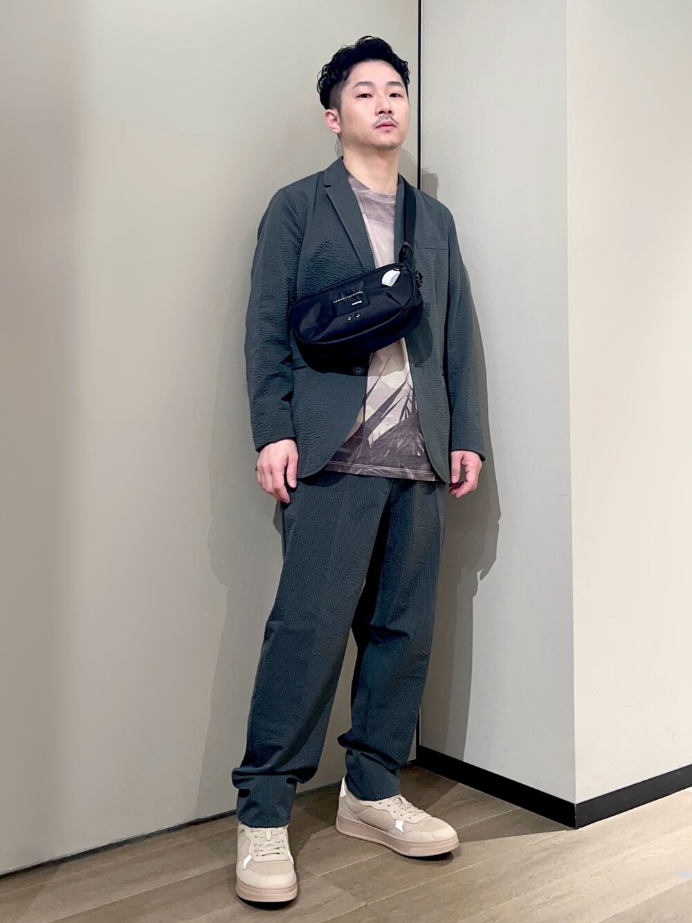 「AXchanger、AXchange、armaniexchange、アルマーニエクスチェンジ、春コーデ、春服みてみて、セットアップ、お出かけコーデ、ジャケットスタイル、スラックス、シンプルコーデ、スニーカー、大人カジュアル、グリーン、きれいめカジュアル」｜「ARMANI EXCHANGEの【A|X アルマーニ エクスチェンジ】AXロゴ　レースアップスニーカー（スニーカー、ベージュ系）」を使った、🔩J.HARAさん（メンズ・167cm）の春コーディネートの1枚目の写真
