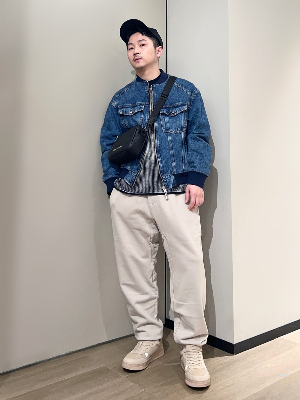 「AXchanger、AXchange、armaniexchange、アルマーニエクスチェンジ、キャップ、ショルダーバッグ、スニーカー、春アウター、カラーパンツ、デートコーデ、春コーデ、ストリート、春服みてみて、お出かけコーデ、ジャケットスタイル」｜「ARMANI EXCHANGEの【A|X アルマーニ エクスチェンジ】AXロゴ　レースアップスニーカー（スニーカー、ベージュ系）」を使った、🔩J.HARAさん（メンズ・167cm）の春コーディネートの1枚目の写真