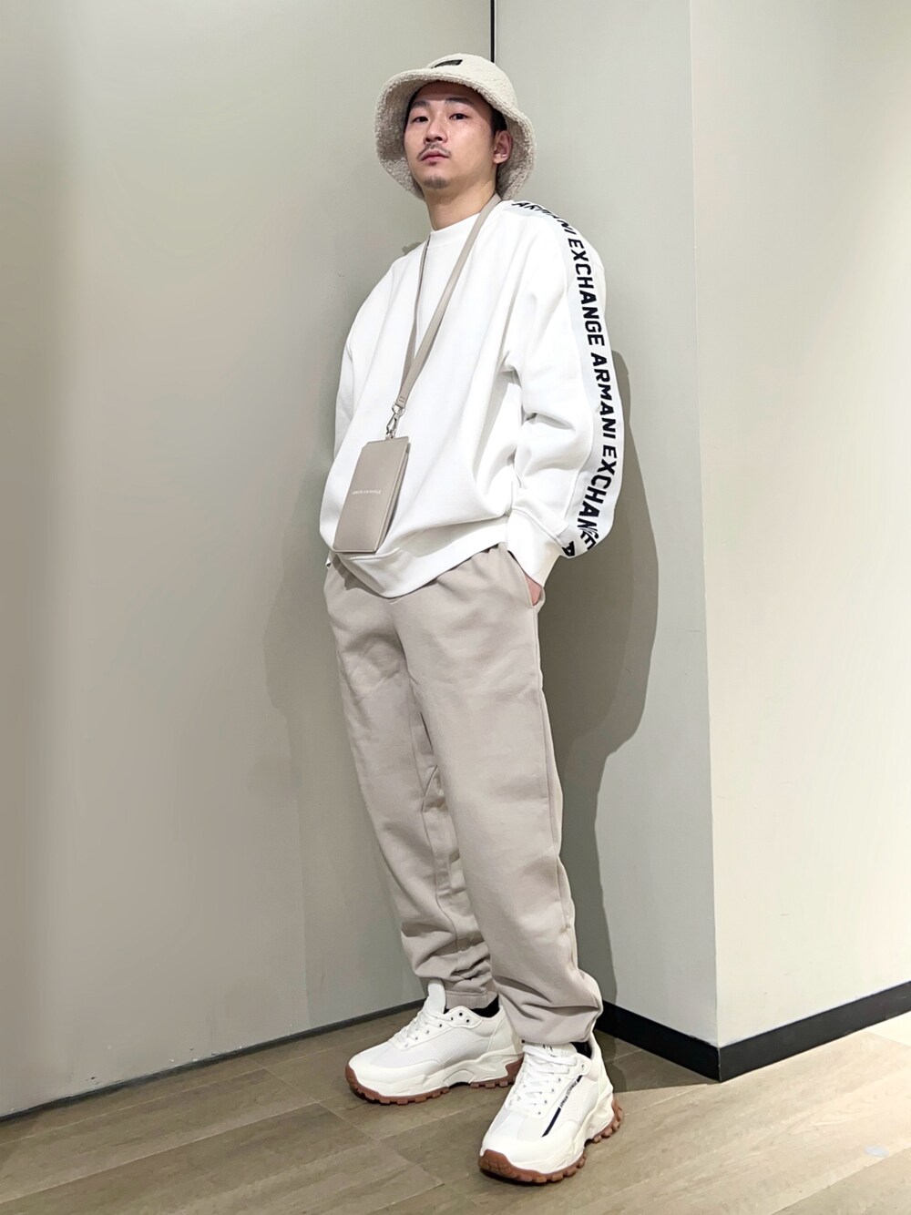 「AXchanger、AXchange、armaniexchange、アルマーニエクスチェンジ、お出かけコーデ、デートコーデ、シンプルコーデ、スポーツミックス、バケットハット、ストリート、淡色コーデ、休日スタイル、スウェット、スニーカー」｜「ARMANI EXCHANGEの【A|X アルマーニ エクスチェンジ】AXロゴ　レースアップスニーカー（スニーカー、ホワイト系）」を使った、🔩J.HARAさん（メンズ・167cm）の冬コーディネートの1枚目の写真