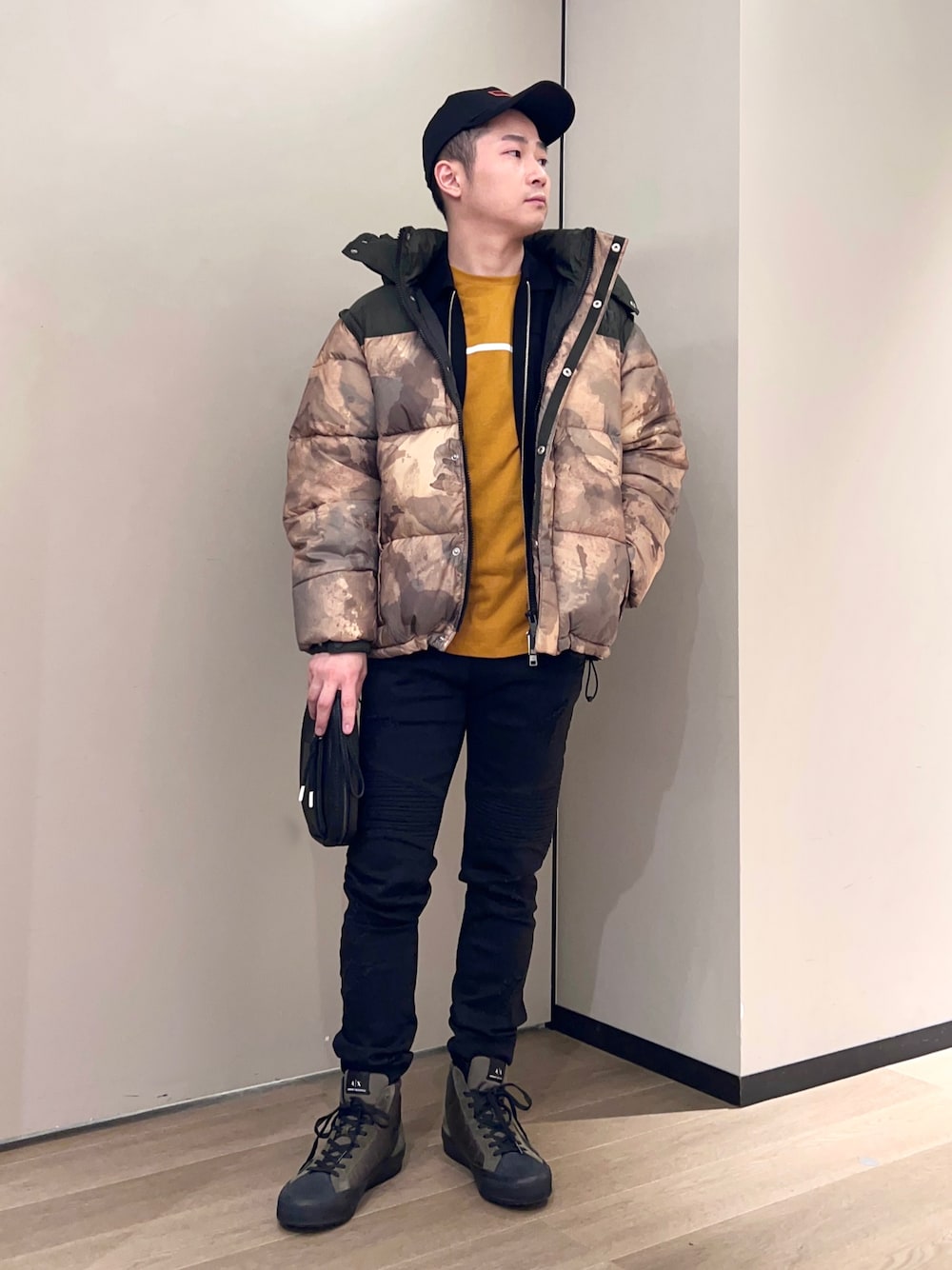 「AXchanger、AXchange、armaniexchange、アルマーニエクスチェンジ、アルマーニ、冬コーデ、カモフラ、ミリタリー、低身長コーデ、レイヤードスタイル、ブラックデニム、ダウンジャケット、ダウンベスト、ストリート、ootd」｜「ARMANI EXCHANGEの【A|X アルマーニ エクスチェンジ】AXロゴ　キャップ（キャップ、ブラック系）」を使った、🔩J.HARAさん（メンズ・167cm）の秋コーディネートの1枚目の写真