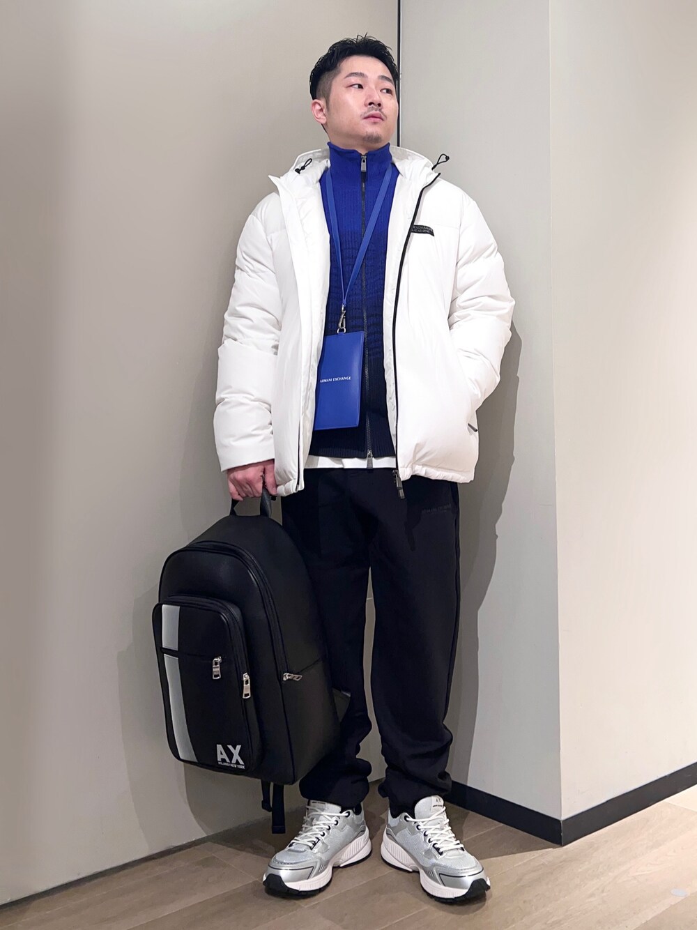 「AXchanger、AXchange、armaniexchange、アルマーニエクスチェンジ、冬コーデ、ニット、休日スタイル、冬を彩る色いろコーデ、お出かけコーデ、冬アウター、スポーツミックス、ダウンジャケット、ストリート、スウェット、スニーカー」｜「ARMANI EXCHANGEの【A|X アルマーニ エクスチェンジ】AXロゴ　レースアップスニーカー（スニーカー、シルバー系）」を使った、🔩J.HARAさん（メンズ・167cm）の冬コーディネートの1枚目の写真