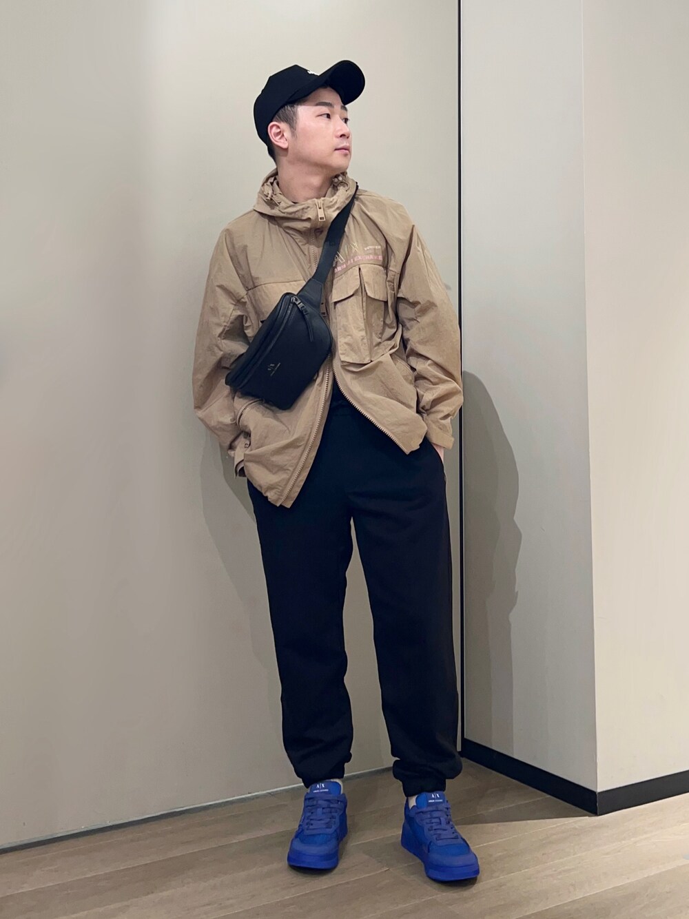 「AXchanger、AXchange、armaniexchange、アルマーニエクスチェンジ、休日スタイル、春コーデ、いまどきジャケット写真、ベージュ、キャップ、シンプルコーデ、ストリート、大人カジュアル、オーバーサイズ、スニーカー、ナイロンジャケット」｜「ARMANI EXCHANGEの【A|X アルマーニ エクスチェンジ】AXロゴ　レースアップスニーカー（スニーカー、ブルー系）」を使った、🔩J.HARAさん（メンズ・167cm）の春コーディネートの1枚目の写真