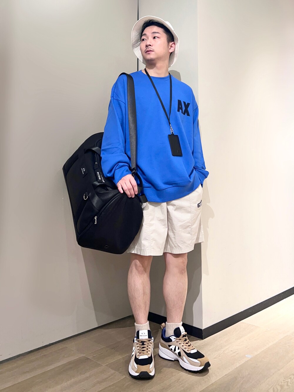「AXchanger、AXchange、armaniexchange、アルマーニエクスチェンジ、アツいコーデ全部見せ、秋服準備はじめました、ストリート、バケットハット、カラー×コーデ、休日スタイル、ショートパンツ、スニーカー、旅行、スウェット、ボストンバッグ」｜「ARMANI EXCHANGEの【A|X アルマーニ エクスチェンジ】ロゴ　レースアップスニーカー（スニーカー、ベージュ系）」を使った、🔩J.HARAさん（メンズ・167cm）の夏コーディネートの1枚目の写真