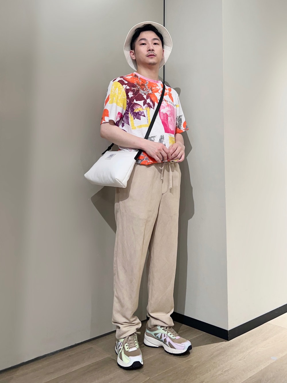 「AXchanger、AXchange、armaniexchange、アルマーニエクスチェンジ、お出かけコーデ、リネン、夏だ！Tシャツ着よう！、スニーカー、ショルダーバッグ、夏コーデ、バケットハット、フェススタイル、きれいめカジュアル、花柄、ラフコーデ」｜「ARMANI EXCHANGEの【A|X アルマーニ エクスチェンジ】ロゴ　レースアップスニーカー（スニーカー、その他）」を使った、🔩J.HARAさん（メンズ・167cm）の夏コーディネートの1枚目の写真