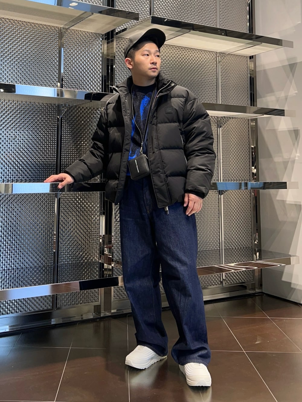 「冬コーデ、スニーカー、お出かけコーデ、冬アウター、ダウンジャケット、ストリート、デニム、バギーデニム、AXchanger、AXchange、armaniexchange、アルマーニエクスチェンジ、ニット、ootd、ブルー」｜「ARMANI EXCHANGEの【A|X アルマーニ エクスチェンジ】キルティングアッパー　レースアップスニーカー（スニーカー、ホワイト系）」を使った、🔩J.HARAさん（メンズ・167cm）の秋コーディネートの1枚目の写真