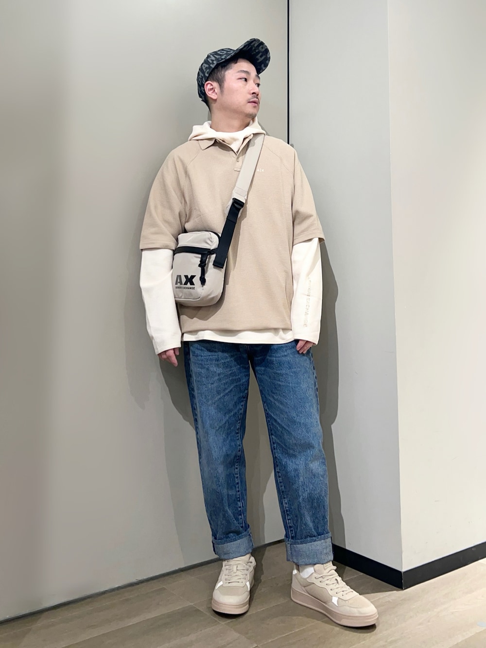 「AXchanger、AXchange、armaniexchange、アルマーニエクスチェンジ、キャップ、ショルダーバッグ、デートコーデ、春コーデ、ストリート、春服みてみて、レイヤードスタイル、お出かけコーデ、デニム、スニーカー、ワッフル」｜「ARMANI EXCHANGEの【A|X アルマーニ エクスチェンジ】AXロゴ　レースアップスニーカー（スニーカー、ベージュ系）」を使った、🔩J.HARAさん（メンズ・167cm）の春コーディネートの1枚目の写真