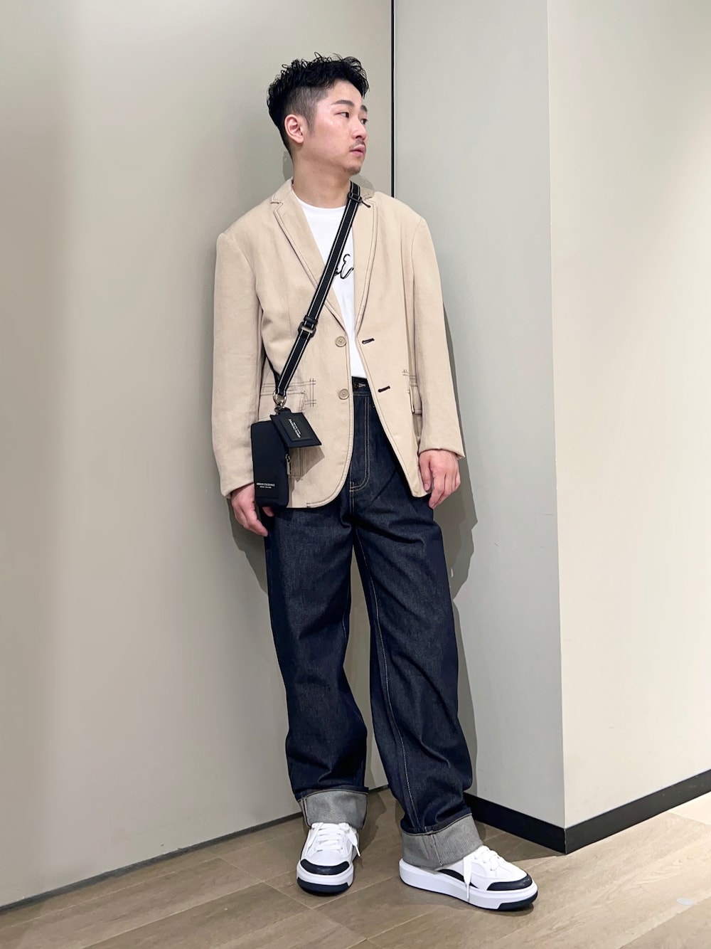 「AXchanger、AXchange、armaniexchange、アルマーニエクスチェンジ、みんなの白Tフェス、休日スタイル、デニム、ストリート、淡色コーデ、ロゴT、お出かけコーデ、きれいめカジュアル、ZOZOセール2023夏、テーラードジャケット、白スニーカー」｜「ARMANI EXCHANGEの【A|X アルマーニ エクスチェンジ】レースアップスニーカー（スニーカー、ホワイト系）」を使った、🔩J.HARAさん（メンズ・167cm）の夏コーディネートの1枚目の写真