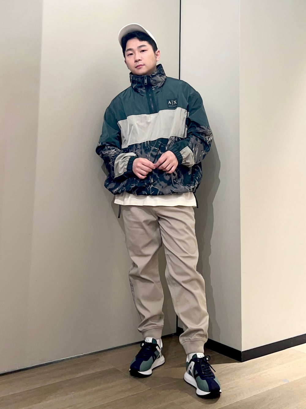 「AXchanger、AXchange、armaniexchange、アルマーニエクスチェンジ、ほめられ本命コーデ、スニーカー、春色、レイヤードスタイル、キャップ、春コーデ、ハーフジップ、アノラックパーカー、グリーン、ストリート、韓国ファッション」｜「ARMANI EXCHANGEの【A|X アルマーニ エクスチェンジ】ストレッチコットンパンツ（チノパンツ、ベージュ系）」を使った、🔩J.HARAさん（メンズ・167cm）の冬コーディネートの1枚目の写真