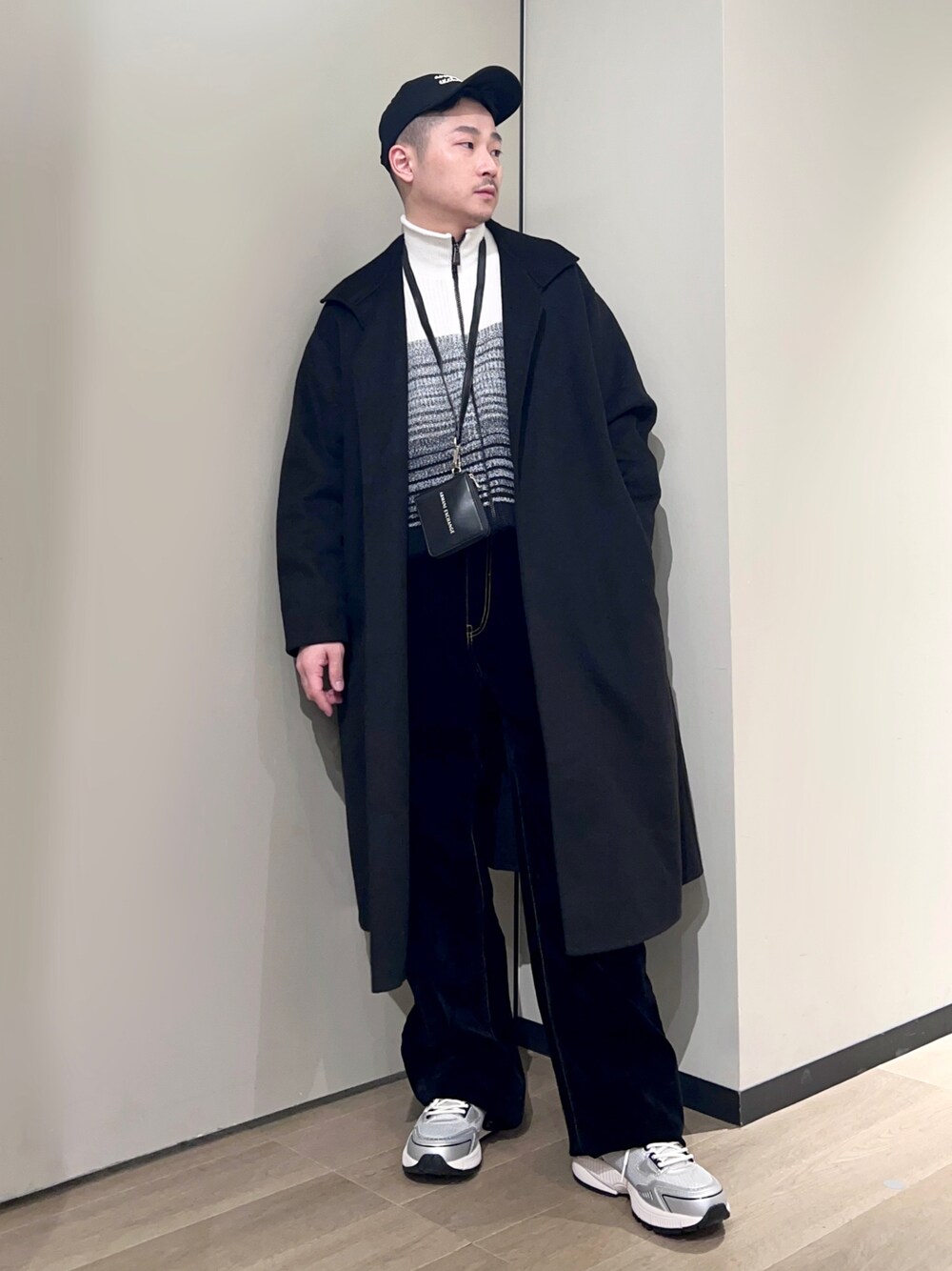 「AXchanger、AXchange、armaniexchange、アルマーニエクスチェンジ、コート、ファッションを楽しもう、スニーカー、きれいめカジュアル、冬コーデ、ニット、ストリート、韓国ファッション、キャップ、冬アウター、秋冬コーデ」｜「ARMANI EXCHANGEの【A|X アルマーニ エクスチェンジ】AXロゴ　レースアップスニーカー（スニーカー、シルバー系）」を使った、🔩J.HARAさん（メンズ・167cm）の秋コーディネートの1枚目の写真