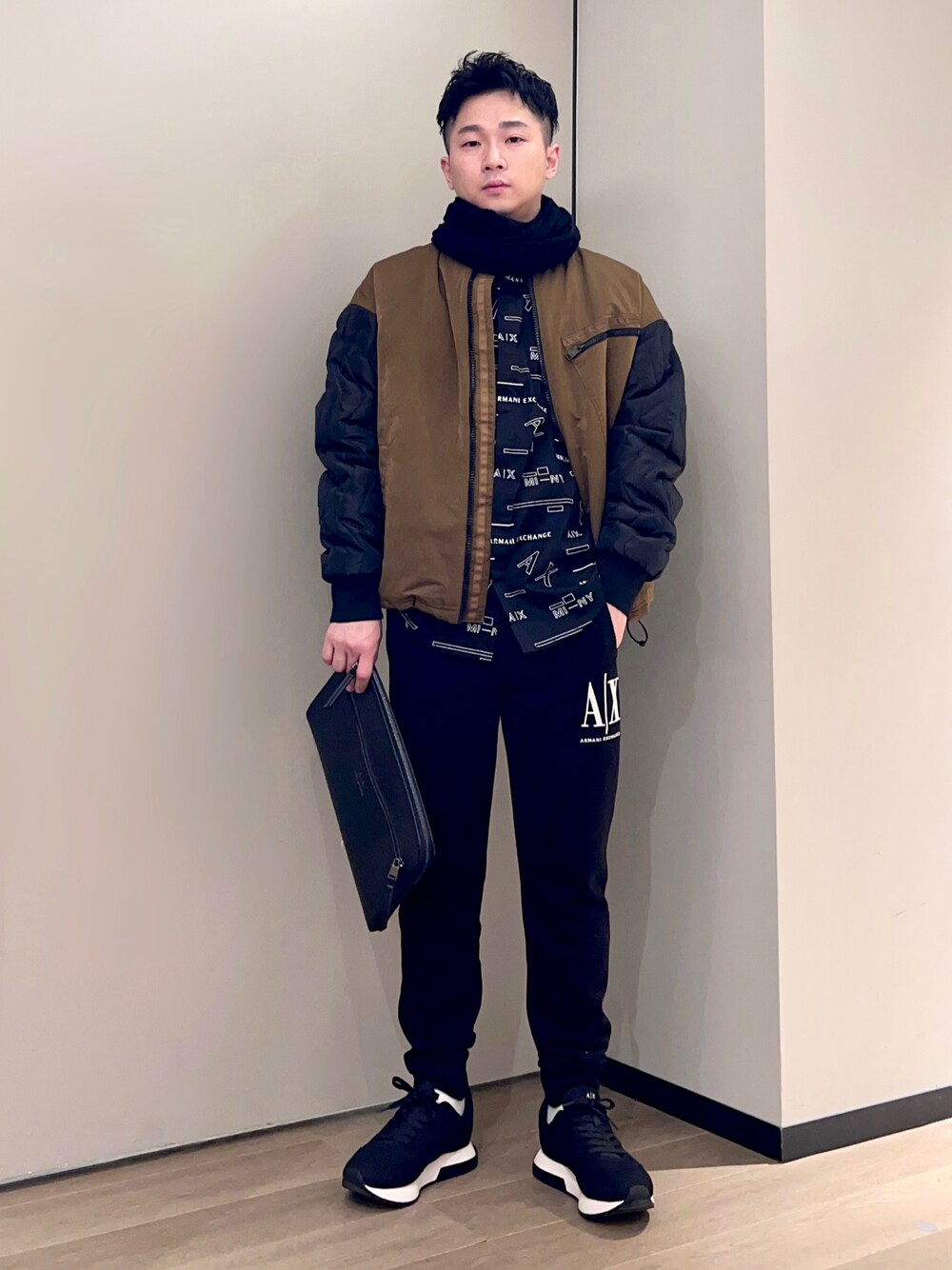 「AXchanger、AXchange、armaniexchange、ARMANIworld、WelcomeARMANI、アルマーニエクスチェンジ、マフラーぐるぐる、ミリタリー、キルティング、アウター、MA-1、冬コーデ、レイヤードスタイル、スニーカー、スウェットパンツ」｜「ARMANI EXCHANGEの【A|X アルマーニ エクスチェンジ】ボリュームソール　レースアップスニーカー（スニーカー、ブラック系）」を使った、🔩J.HARAさん（メンズ・167cm）の冬コーディネートの1枚目の写真