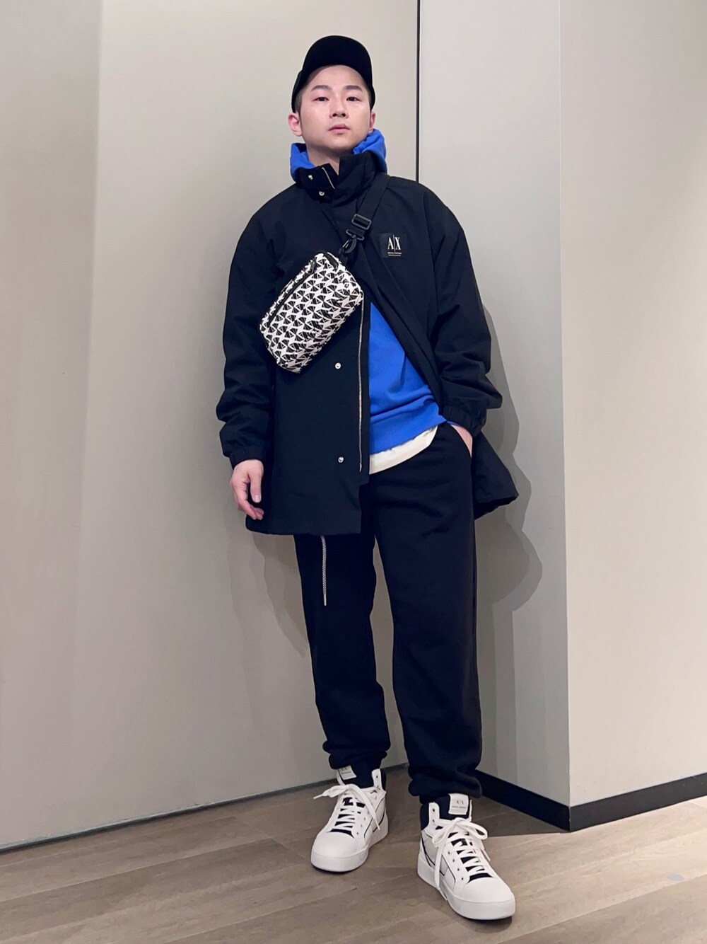 「AXchanger、AXchange、armaniexchange、アルマーニエクスチェンジ、ほめられ本命コーデ、春コーデ、ショルダーバッグ、ビビッドカラー、春色、キャップ、レイヤードスタイル、ストリート、ブラック、ブルー、きれいめカジュアル」｜「ARMANI EXCHANGEの【A|X アルマーニ エクスチェンジ】ロゴ　ハイカットスニーカー（スニーカー、ホワイト系）」を使った、🔩J.HARAさん（メンズ・167cm）の冬コーディネートの1枚目の写真