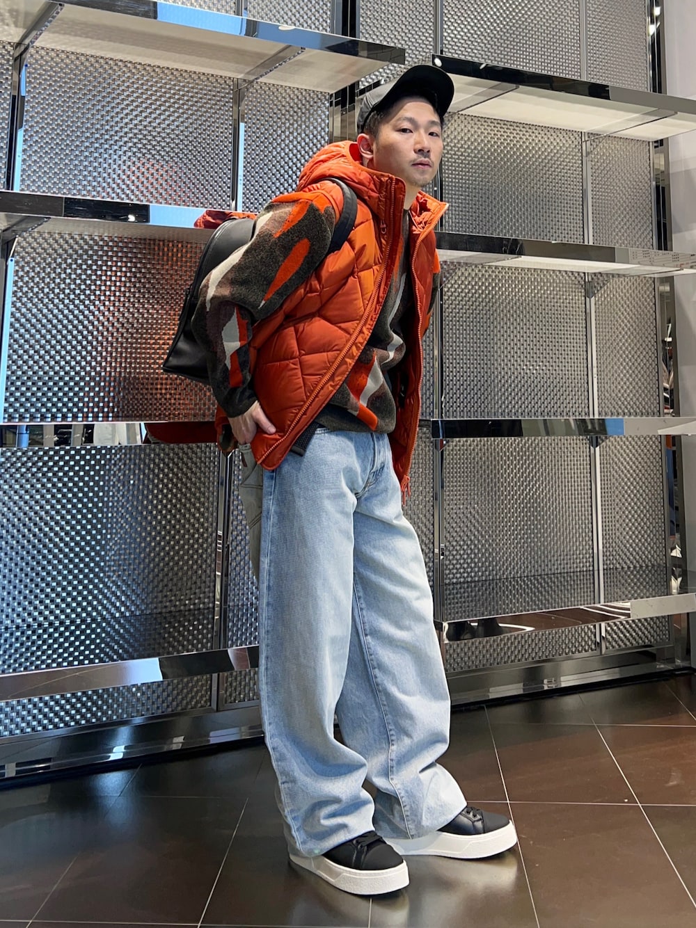 「AXchanger、AXchange、armaniexchange、アルマーニエクスチェンジ、キルティング、冬アウター、最近のいい感じコーデ、ベスト、冬コーデ、スニーカー、デニム、ニット、オレンジ、バギーデニム、ストリート」｜「ARMANI EXCHANGEの【A|X アルマーニ エクスチェンジ】ライトソール　レースアップスニーカー（スニーカー、ブラック系）」を使った、🔩J.HARAさん（メンズ・167cm）の秋コーディネートの1枚目の写真