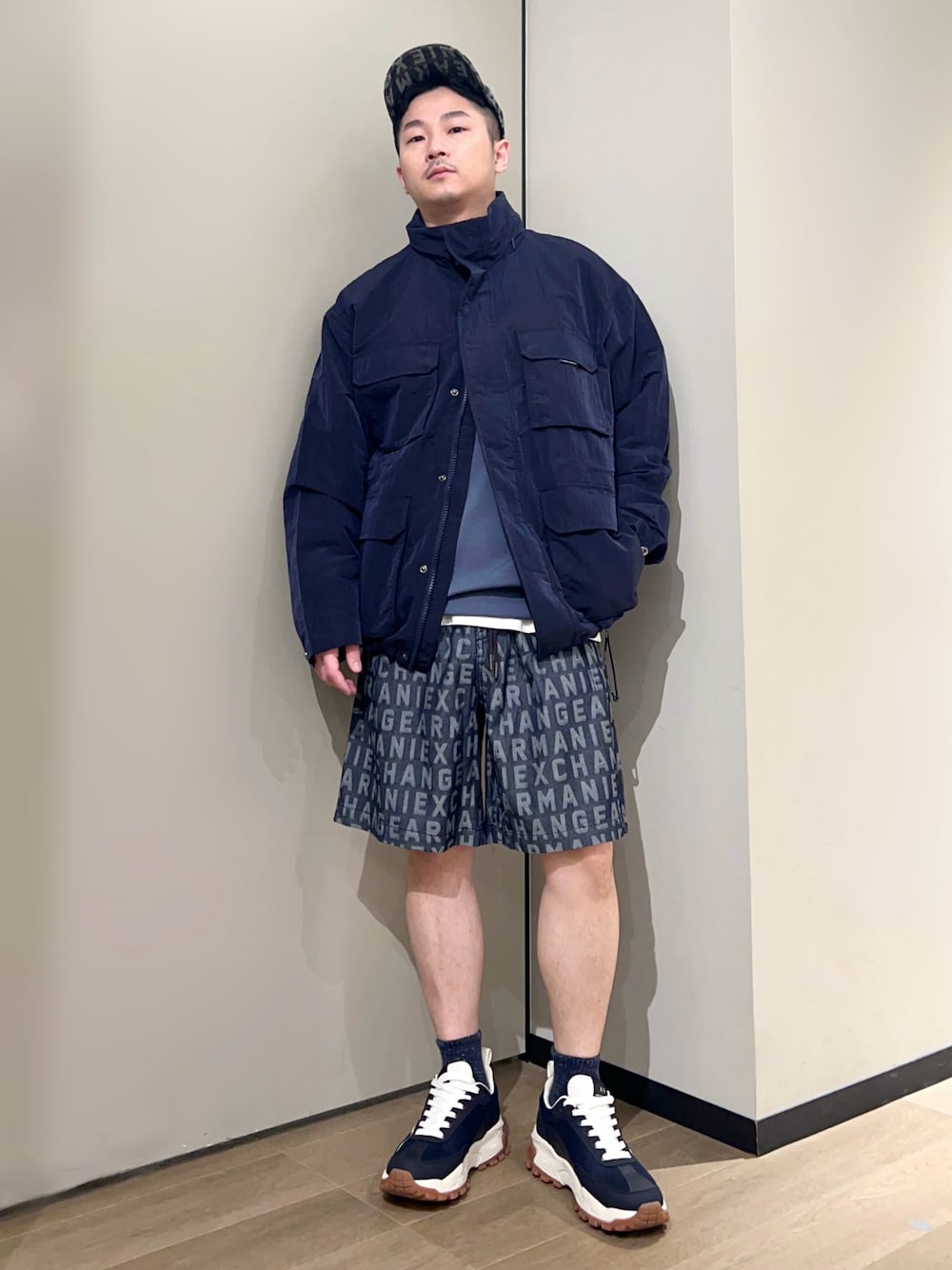 「AXchanger、AXchange、armaniexchange、アルマーニエクスチェンジ、シンプルコーデ、スポーツミックス、ストリート、レイヤードスタイル、春色、休日スタイル、デニム、スニーカー、キャップ、春アウター、24ssトレンド」｜「ARMANI EXCHANGEの【A|X アルマーニ エクスチェンジ】AXロゴ　レースアップスニーカー（スニーカー、ブルー系）」を使った、🔩J.HARAさん（メンズ・167cm）の冬コーディネートの1枚目の写真