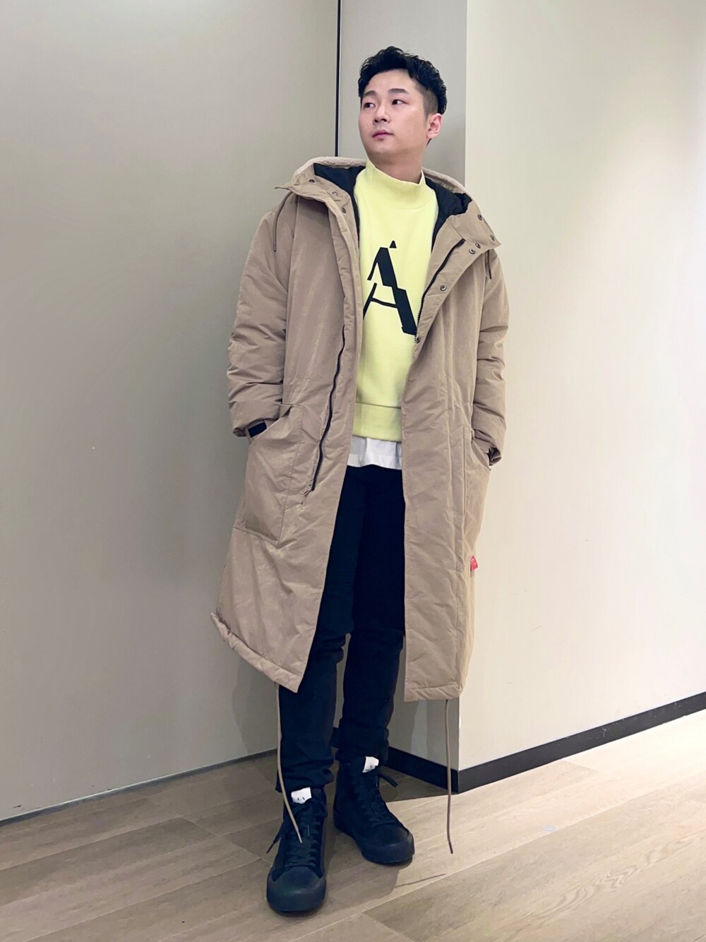 「AXchanger、AXchange、armaniexchange、ARMANIworld、WelcomeARMANI、アルマーニエクスチェンジ、モッズコート、レモンイエロー、ベージュ、ミリタリー、モックネック、秋冬コーデ、冬コーデ、黒スキニー、ootd」｜「ARMANI EXCHANGEの【A|X アルマーニ エクスチェンジ】ビッグロゴ　タートルネックスウェットトップ（スウェット、グリーン系）」を使った、🔩J.HARAさん（メンズ・167cm）の秋コーディネートの1枚目の写真