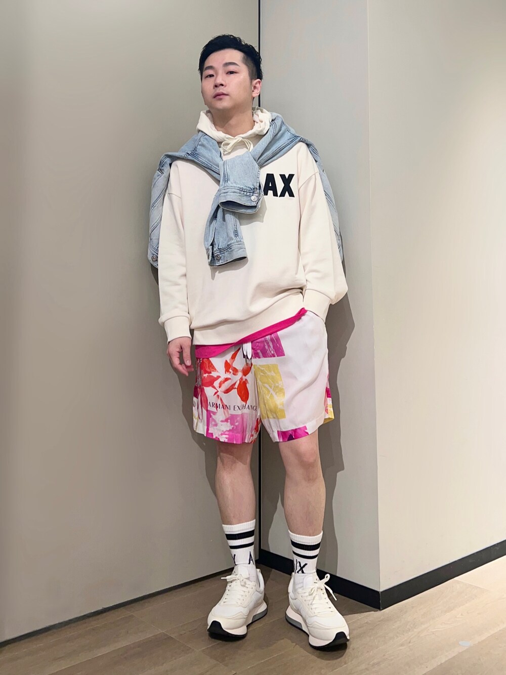 ホワイト系のスニーカー、ホワイト系のその他パンツ、ピンク系のTシャツ/カットソーを着用したメンズの春コーディネートの1枚目の写真