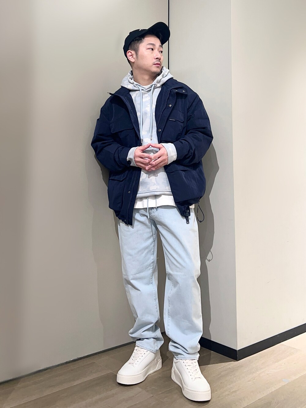 「AXchanger、AXchange、armaniexchange、アルマーニエクスチェンジ、淡色コーデ、春色、デニム、休日スタイル、キャップ、スニーカー、春アウター、春コーデ、ストリート、春服みてみて、スポーツミックス」｜「ARMANI EXCHANGEの【A|X アルマーニ エクスチェンジ】ライトブルーウォッシュフリースデニムパンツ_J13 SLIM（デニムパンツ、ブルー系）」を使った、🔩J.HARAさん（メンズ・167cm）の冬コーディネートの1枚目の写真