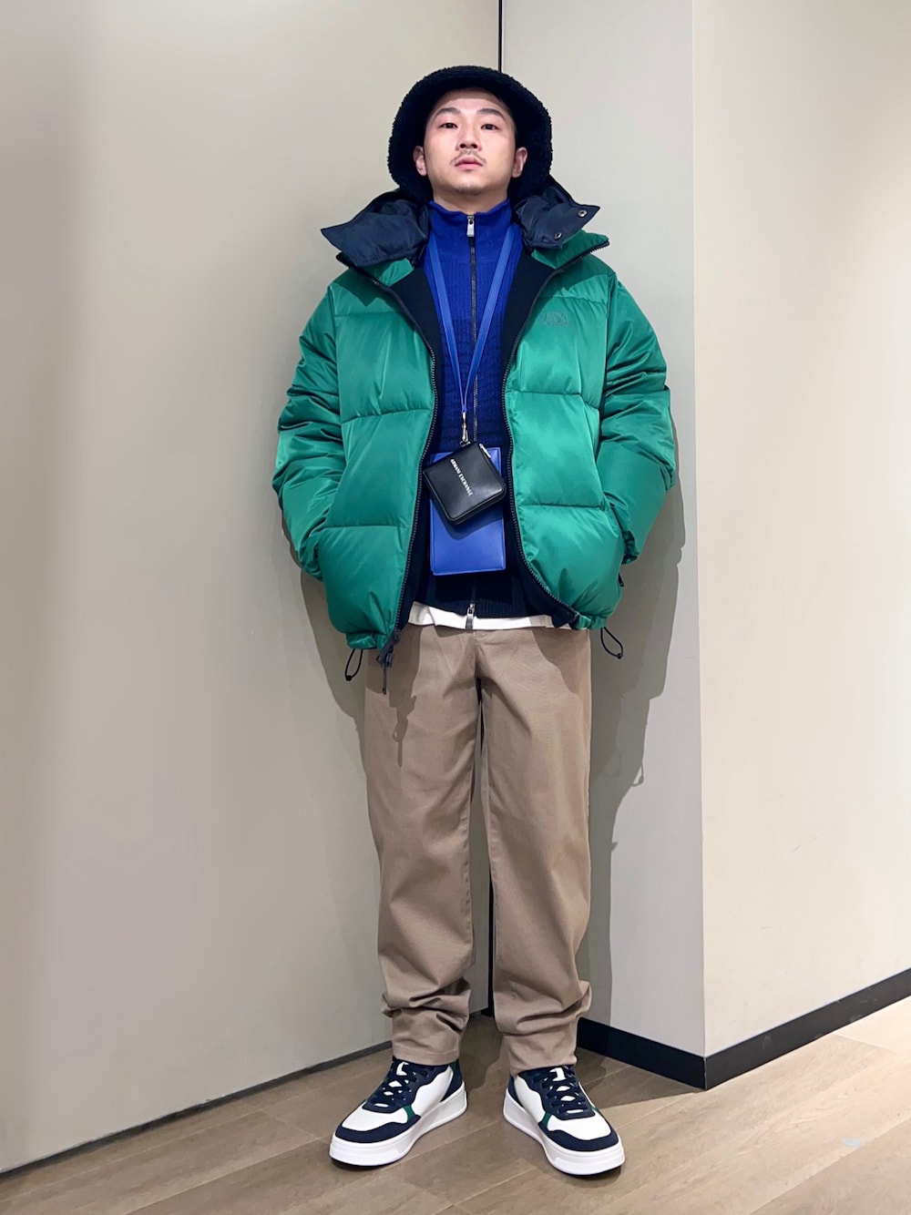 「AXchanger、AXchange、armaniexchange、アルマーニエクスチェンジ、ストリート、ダウンジャケット、レイヤードスタイル、韓国ファッション、冬アウター、休日スタイル、スニーカー、マイベストコーデ2023、秋冬コーデ、ニット、お出かけコーデ」｜「ARMANI EXCHANGEの【A|X アルマーニ エクスチェンジ】AXロゴ　ハイカットレースアップスニーカー（スニーカー、グリーン系）」を使った、🔩J.HARAさん（メンズ・167cm）の冬コーディネートの1枚目の写真