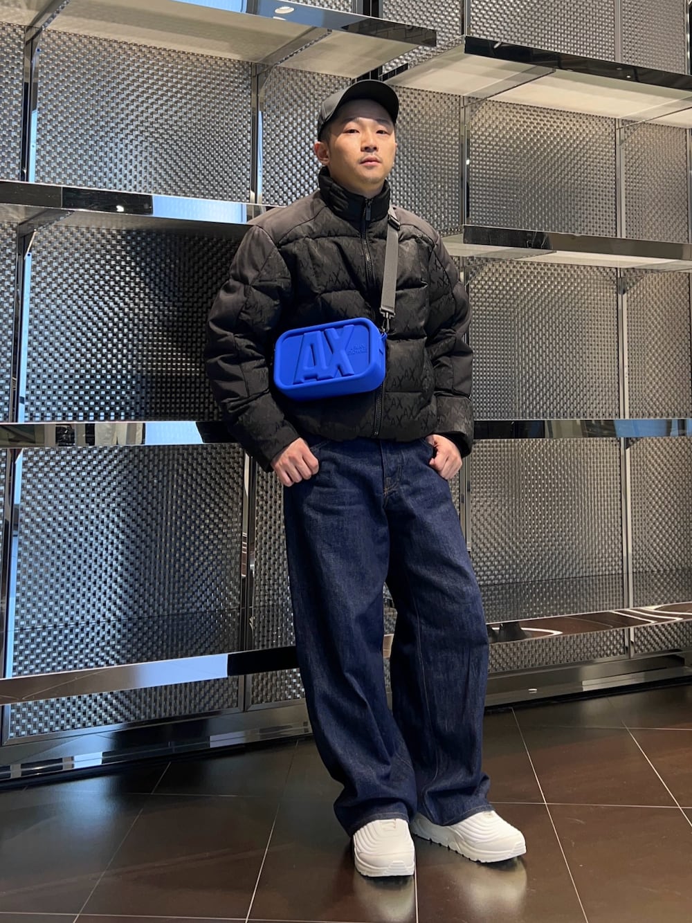 「AXchanger、AXchange、armaniexchange、アルマーニエクスチェンジ、ショルダーバッグ、冬コーデ、スニーカー、冬アウター、デニム、ダウンジャケット、バギーデニム、ストリート、お出かけコーデ、ブルー、スポーツミックス」｜「ARMANI EXCHANGEの【A|X アルマーニ エクスチェンジ】キルティングアッパー　レースアップスニーカー（スニーカー、ホワイト系）」を使った、🔩J.HARAさん（メンズ・167cm）の秋コーディネートの1枚目の写真