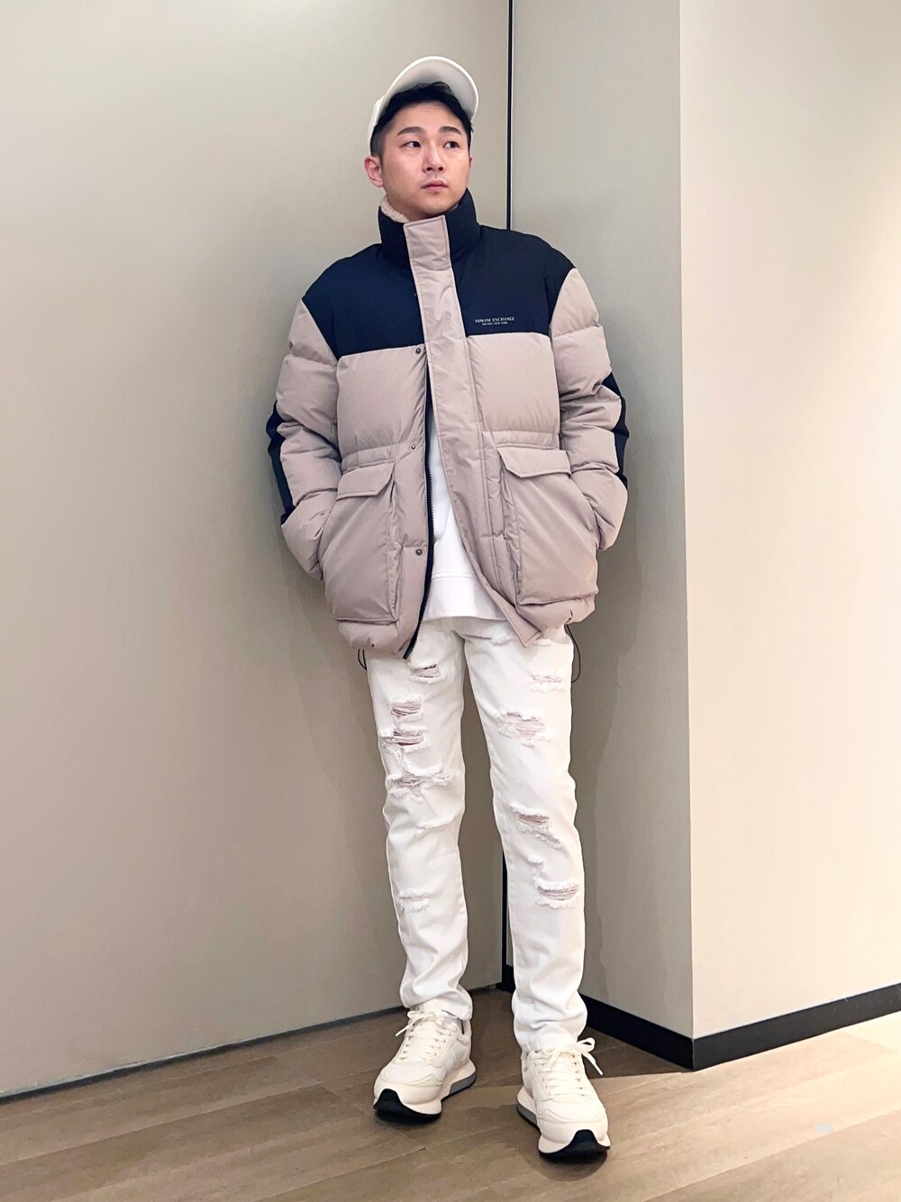 ホワイト系のスニーカー、ホワイト系のデニムパンツ、ホワイト系のスウェットを着用したメンズの冬コーディネートの1枚目の写真