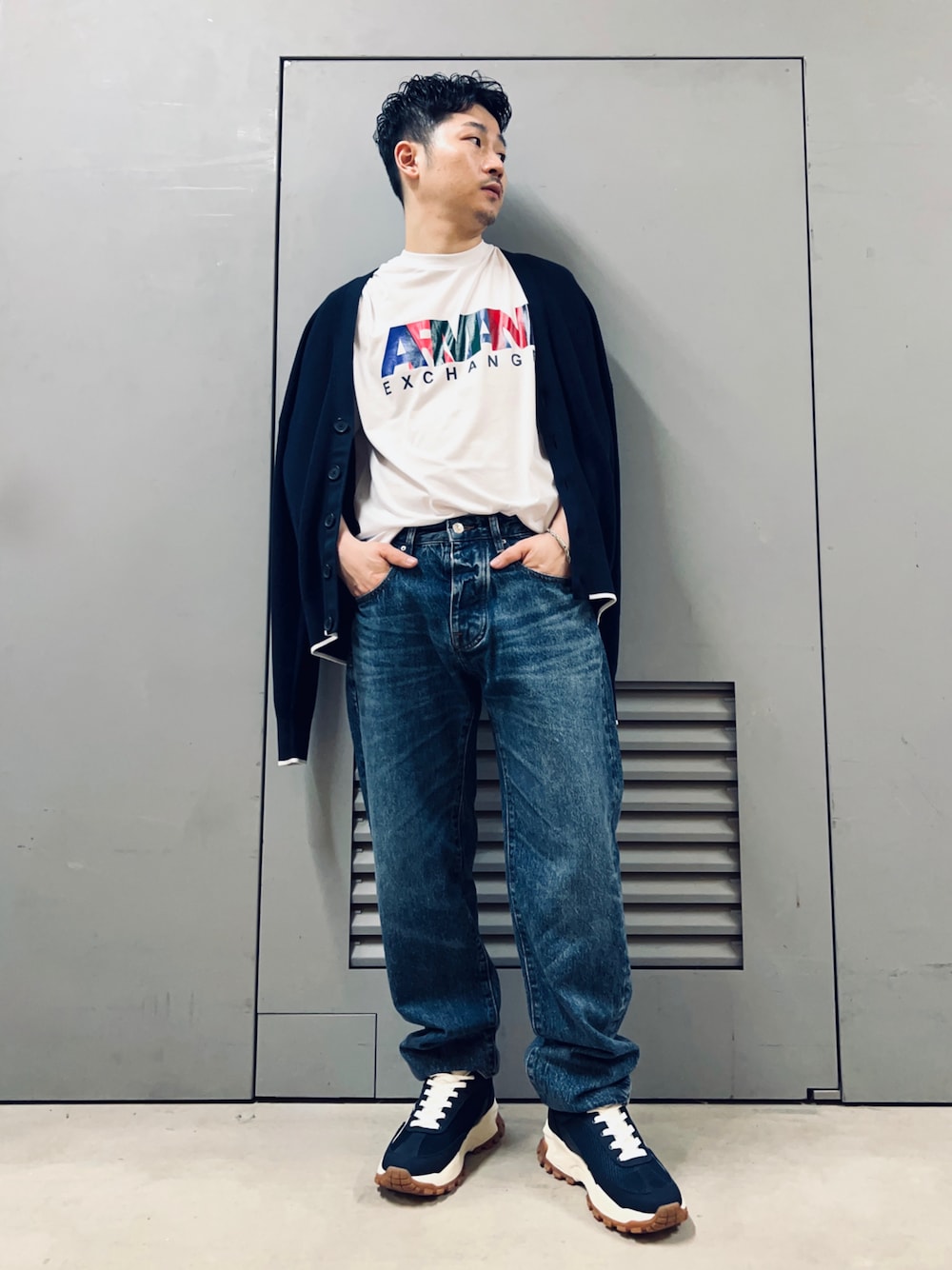 「AXchanger、AXchange、armaniexchange、アルマーニエクスチェンジ、ストリート、お出かけコーデ、デートコーデ、デニム、スニーカー、春夏コーデ、春コーデ、カーディガン、ロゴT、シンプルコーデ、Tシャツ」｜「ARMANI EXCHANGEの【A|X アルマーニ エクスチェンジ】AXロゴ　レースアップスニーカー（スニーカー、ブルー系）」を使った、🔩J.HARAさん（メンズ・167cm）の春コーディネートの1枚目の写真