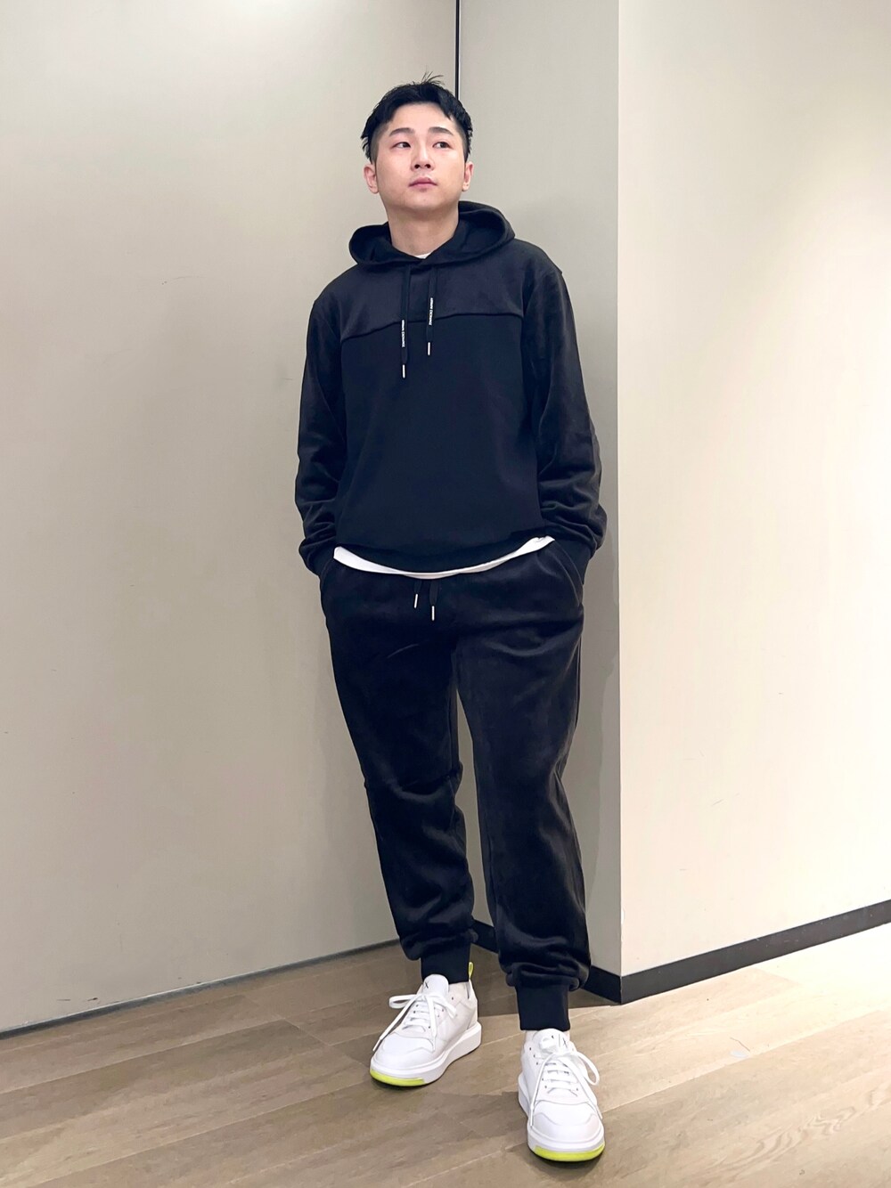 ブラック系のスウェット、ブラック系のその他パンツ、ホワイト系のTシャツ/カットソーを着用したメンズの秋コーディネートの1枚目の写真