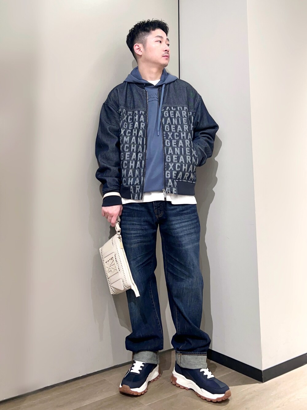 「AXchanger、AXchange、ARMANIEXCHANGE、アルマーニエクスチェンジ、ストリート、レイヤードスタイル、春色、休日スタイル、デニム、スニーカー、春アウター、デートコーデ、24ssトレンド、シンプルコーデ、春コーデ」｜「ARMANI EXCHANGEの【A|X アルマーニ エクスチェンジ】AXロゴ　レースアップスニーカー（スニーカー、ブルー系）」を使った、🔩J.HARAさん（メンズ・167cm）の冬コーディネートの1枚目の写真