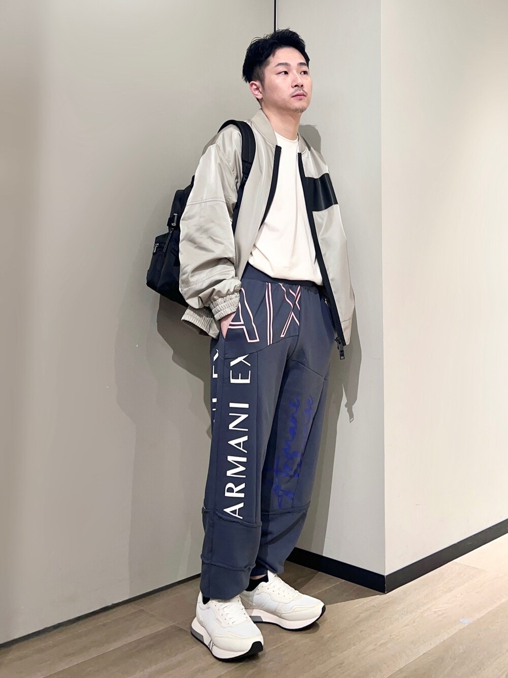 「AXchanger、AXchange、armaniexchange、アルマーニエクスチェンジ、韓国ファッション、休日スタイル、スニーカー、淡色コーデ、ストリート、秋コーデ、ベージュ、お出かけコーデ、スポーツミックス、バックパック」｜「ARMANI EXCHANGEの【A|X アルマーニ エクスチェンジ】ボリュームソール　レースアップスニーカー（スニーカー、ホワイト系）」を使った、🔩J.HARAさん（メンズ・167cm）の秋コーディネートの1枚目の写真
