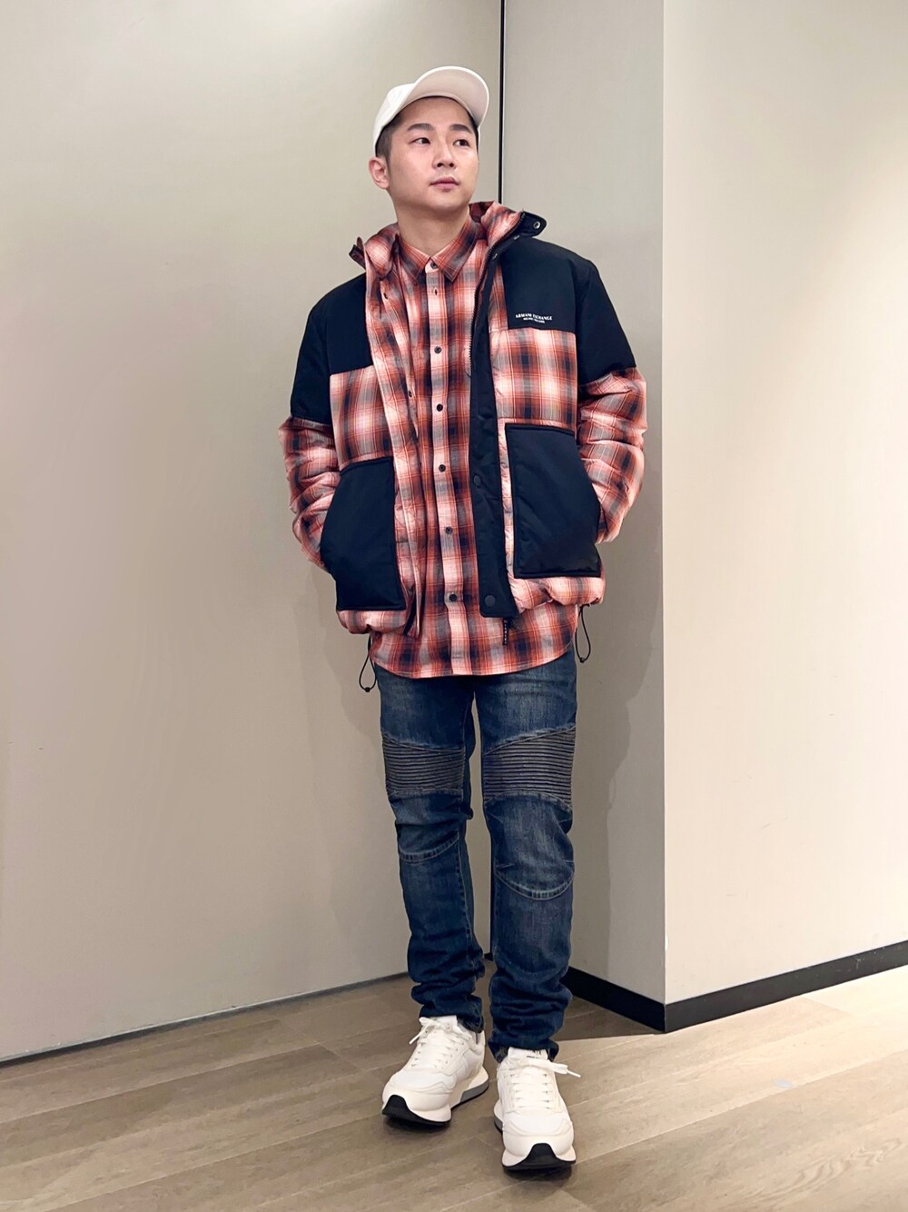 「AXchanger、AXchange、armaniexchange、ARMANIworld、WelcomeARMANI、アルマーニエクスチェンジ、デニム、チェック、赤、クリスマスに着たい服、秋冬コーデ、オーバーサイズ、レイヤードスタイル、ストリート、ootd」｜「ARMANI EXCHANGEの【A|X アルマーニ エクスチェンジ】ロゴ　パネルキャップ（キャップ、ホワイト系）」を使った、🔩J.HARAさん（メンズ・167cm）の秋コーディネートの1枚目の写真
