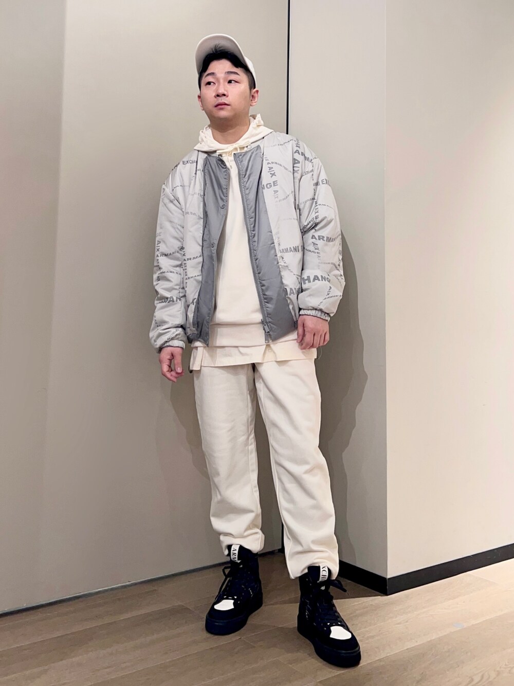 「AXchanger、AXchange、armaniexchange、アルマーニエクスチェンジ、ほめられ本命コーデ、パーカー、春色、キャップ、韓国ファッション、レイヤードスタイル、シンプルコーデ、春コーデ、ストリート、スニーカー、ワントーンコーデ」｜「ARMANI EXCHANGEの【A|X アルマーニ エクスチェンジ】ポーラーブーツ（ブーツ、ブラック系）」を使った、🔩J.HARAさん（メンズ・167cm）の冬コーディネートの1枚目の写真
