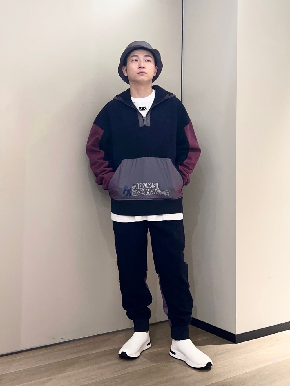 パープル系のスウェット、ホワイト系のTシャツ/カットソー、パープル系のスウェットパンツを着用したメンズの秋コーディネートの1枚目の写真