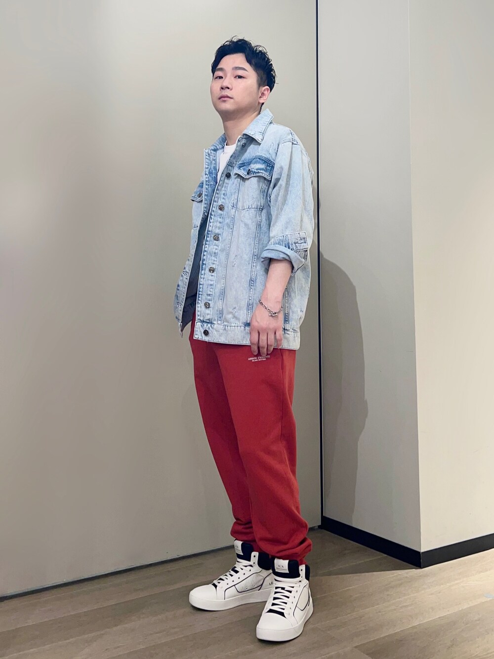 「AXchanger、AXchange、armaniexchange、アルマーニエクスチェンジ、休日スタイル、カラーパンツ、白スニーカー、春コーデ、ストリート、スウェットパンツ、デニムジャケット、赤、ハイカットスニーカー、いまどきジャケット写真、デニム」｜「ARMANI EXCHANGEの【A|X アルマーニ エクスチェンジ】A|Xロゴ　スウェットジョガーパンツ（スウェットパンツ、レッド系）」を使った、🔩J.HARAさん（メンズ・167cm）の春コーディネートの1枚目の写真