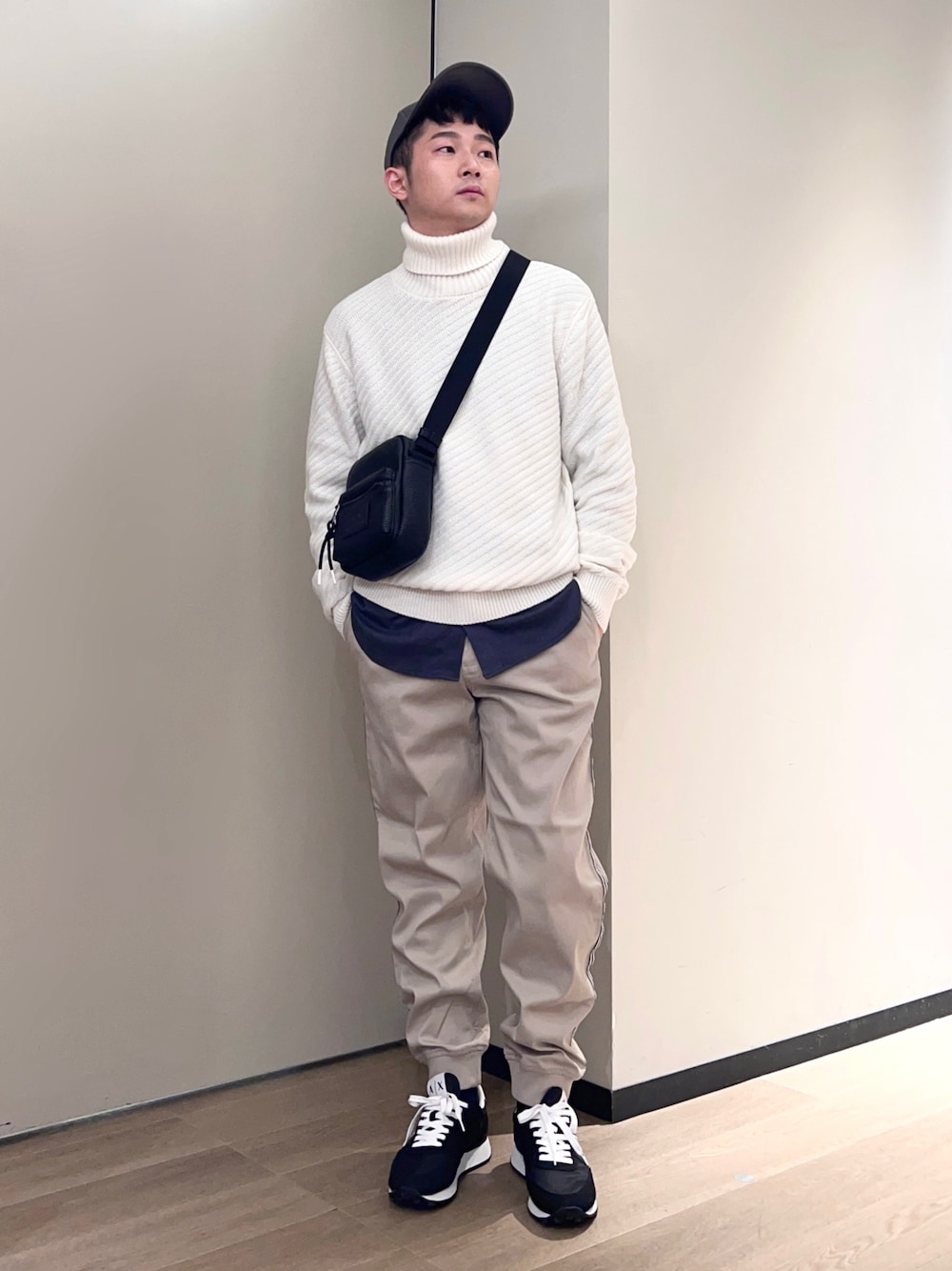 「armaniexchange、ARMANIworld、AXchanger、AXchange、WelcomeARMANI、アルマーニエクスチェンジ、冬コーデ、ストリート、タートルネック、ホワイトコーデ、レイヤードスタイル、大人カジュアル、ootd、キャップ、スニーカー」｜「ARMANI EXCHANGEの【A|X アルマーニ エクスチェンジ】タートルネックニットプルオーバー（ニット/セーター、ホワイト系）」を使った、🔩J.HARAさん（メンズ・167cm）の冬コーディネートの1枚目の写真