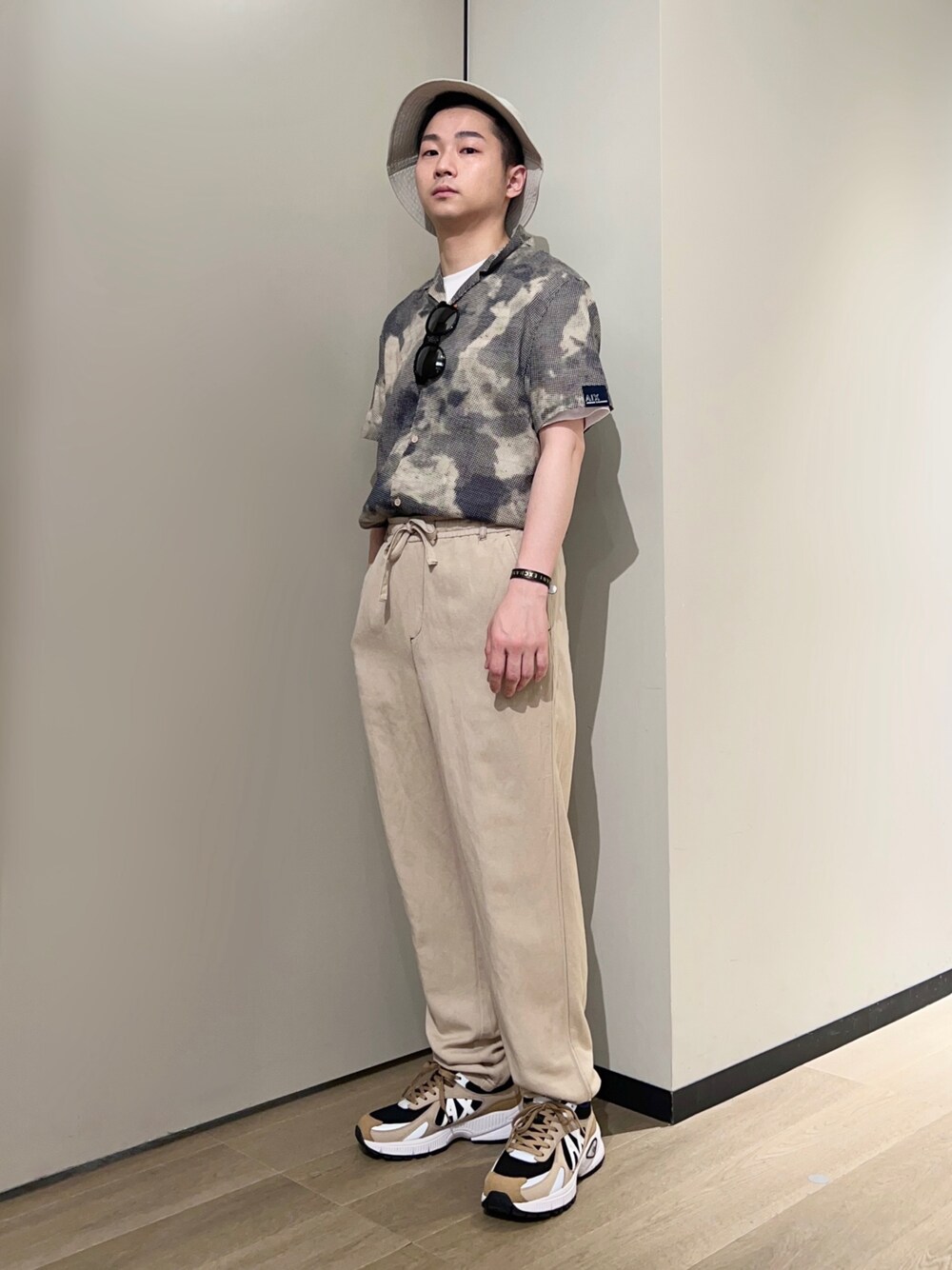 「AXchanger、AXchange、armaniexchange、アルマーニエクスチェンジ、バケットハット、淡色コーデ、休日スタイル、スラックス、スニーカー、ストリート、きれいめカジュアル、春夏コーデ、シャツスタイル、お出かけコーデ日記、柄シャツ」｜「ARMANI EXCHANGEの【A|X アルマーニ エクスチェンジ】ロゴ　レースアップスニーカー（スニーカー、ベージュ系）」を使った、🔩J.HARAさん（メンズ・167cm）の春コーディネートの1枚目の写真