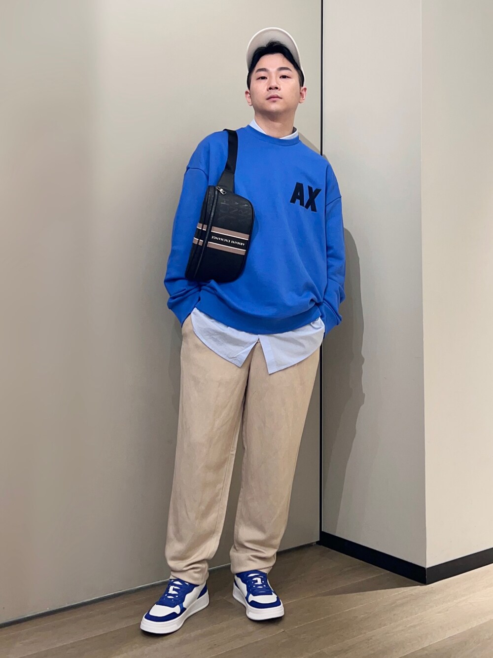 「AXchanger、AXchange、armaniexchange、アルマーニエクスチェンジ、ビッグシルエット、スウェット、春服みてみて、休日スタイル、カラーパンツ、春コーデ、ベージュ、スラックス、ブルー、きれいめカジュアル、ストリート」｜「ARMANI EXCHANGEの【A|X アルマーニ エクスチェンジ】AXロゴ　レースアップスニーカー（スニーカー、ブルー系）」を使った、🔩J.HARAさん（メンズ・167cm）の春コーディネートの1枚目の写真