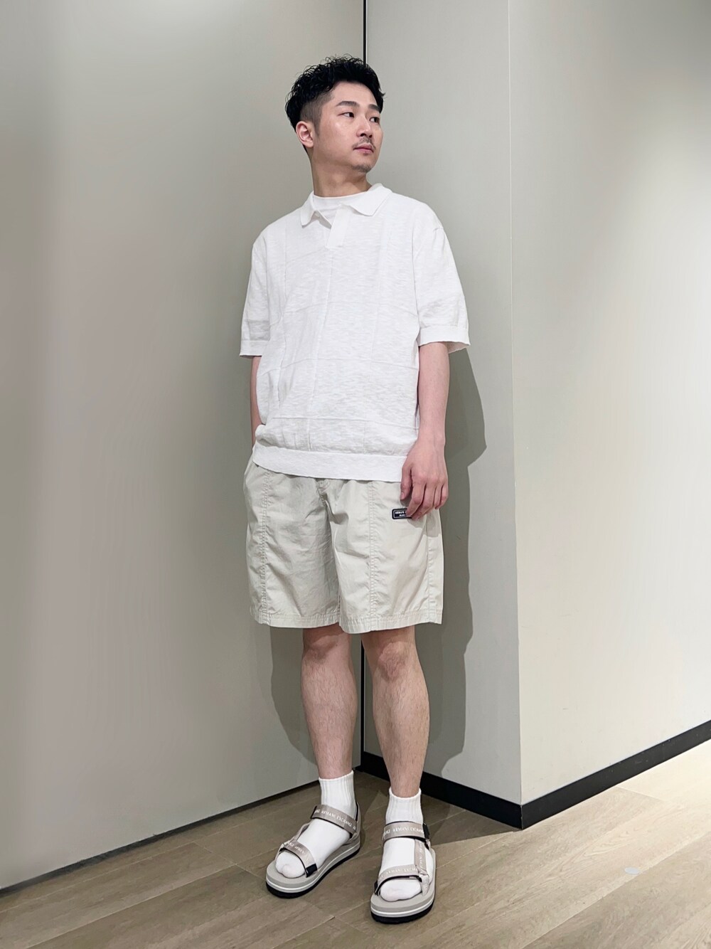 「AXchanger、AXchange、armaniexchange、アルマーニエクスチェンジ、ポロシャツ、淡色コーデ、ハーフパンツ、お出かけコーデ、リネン、スポーツサンダル、白パンツ、夏コーデ、休日スタイル、ワントーンコーデ、きれいめカジュアル」｜「ARMANI EXCHANGEの【A|X アルマーニ エクスチェンジ】ストラップサンダル（サンダル、ベージュ系）」を使った、🔩J.HARAさん（メンズ・167cm）の夏コーディネートの1枚目の写真