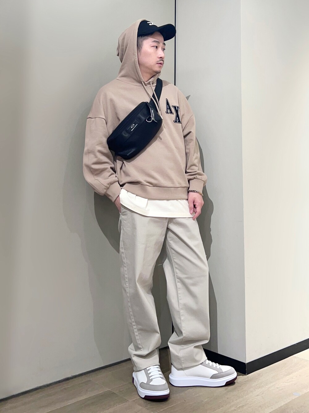 「AXchanger、AXchange、armaniexchange、アルマーニエクスチェンジ、重ね着ベストシーズン、淡色コーデ、ストリート、レイヤードスタイル、お出かけコーデ、パーカー、キャップ、ベージュ、秋コーデ、スウェット、スニーカー」｜「ARMANI EXCHANGEの【A|X アルマーニ エクスチェンジ】AXロゴ　レースアップスニーカー（スニーカー、ホワイト系）」を使った、🔩J.HARAさん（メンズ・167cm）の秋コーディネートの1枚目の写真