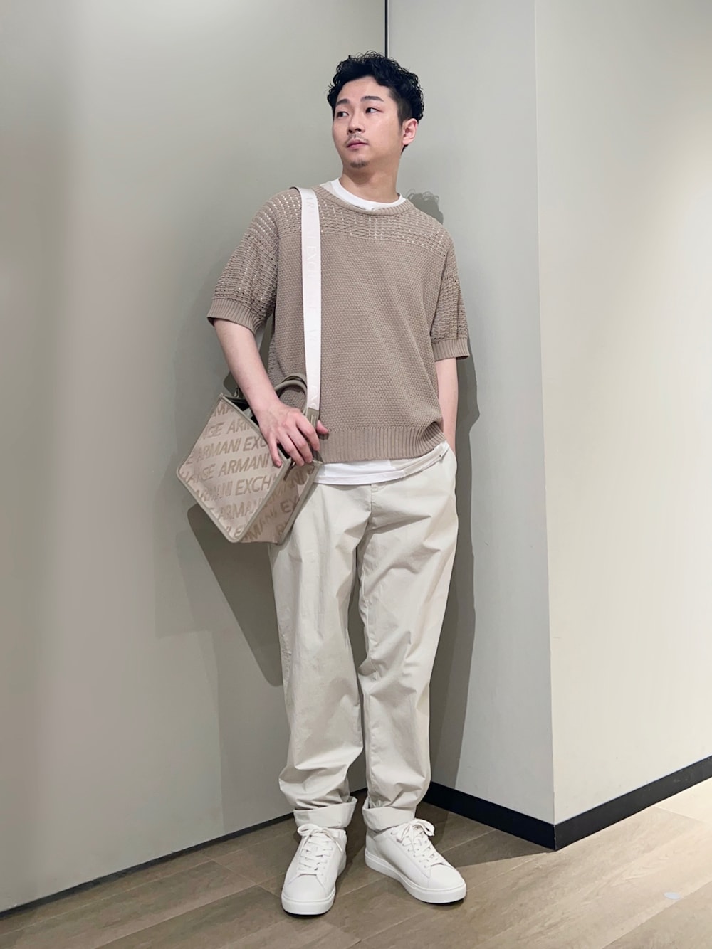 「AXchanger、AXchange、armaniexchange、アルマーニエクスチェンジ、カラーパンツ、休日スタイル、ショルダーバッグ、シンプルコーデ、白スニーカー、淡色コーデ、お出かけコーデ、きれいめカジュアル、ストリート、夏コーデ、クロシェ」｜「ARMANI EXCHANGEの【A|X アルマーニ エクスチェンジ】コットンチノパンツ（チノパンツ、ベージュ系）」を使った、🔩J.HARAさん（メンズ・167cm）の夏コーディネートの1枚目の写真