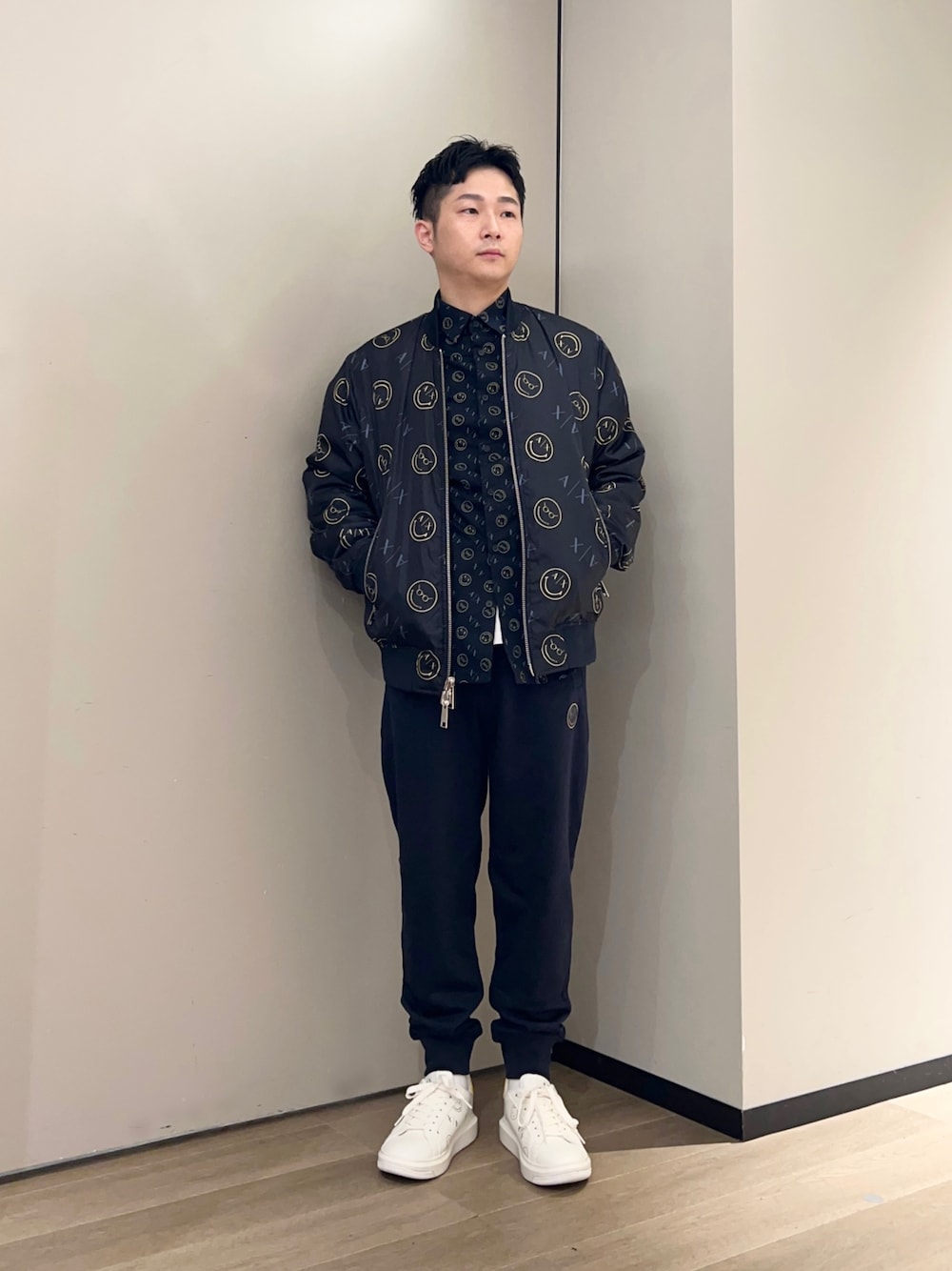 「アルマーニエクスチェンジ、armaniexchange、AXchanger、AXchange、AXSmiley、スマイル、秋のコーデ、総柄、スニーカー、柄on柄、ワントーンコーデ、スウェット、ネイビー、ootd、レイヤードスタイル」｜「ARMANI EXCHANGEの【A|X アルマーニ エクスチェンジ】SMILEY　オールオーバーロゴ　長袖シャツ/REGULAR（シャツ/ブラウス、ブルー系）」を使った、🔩J.HARAさん（メンズ・167cm）の秋コーディネートの1枚目の写真