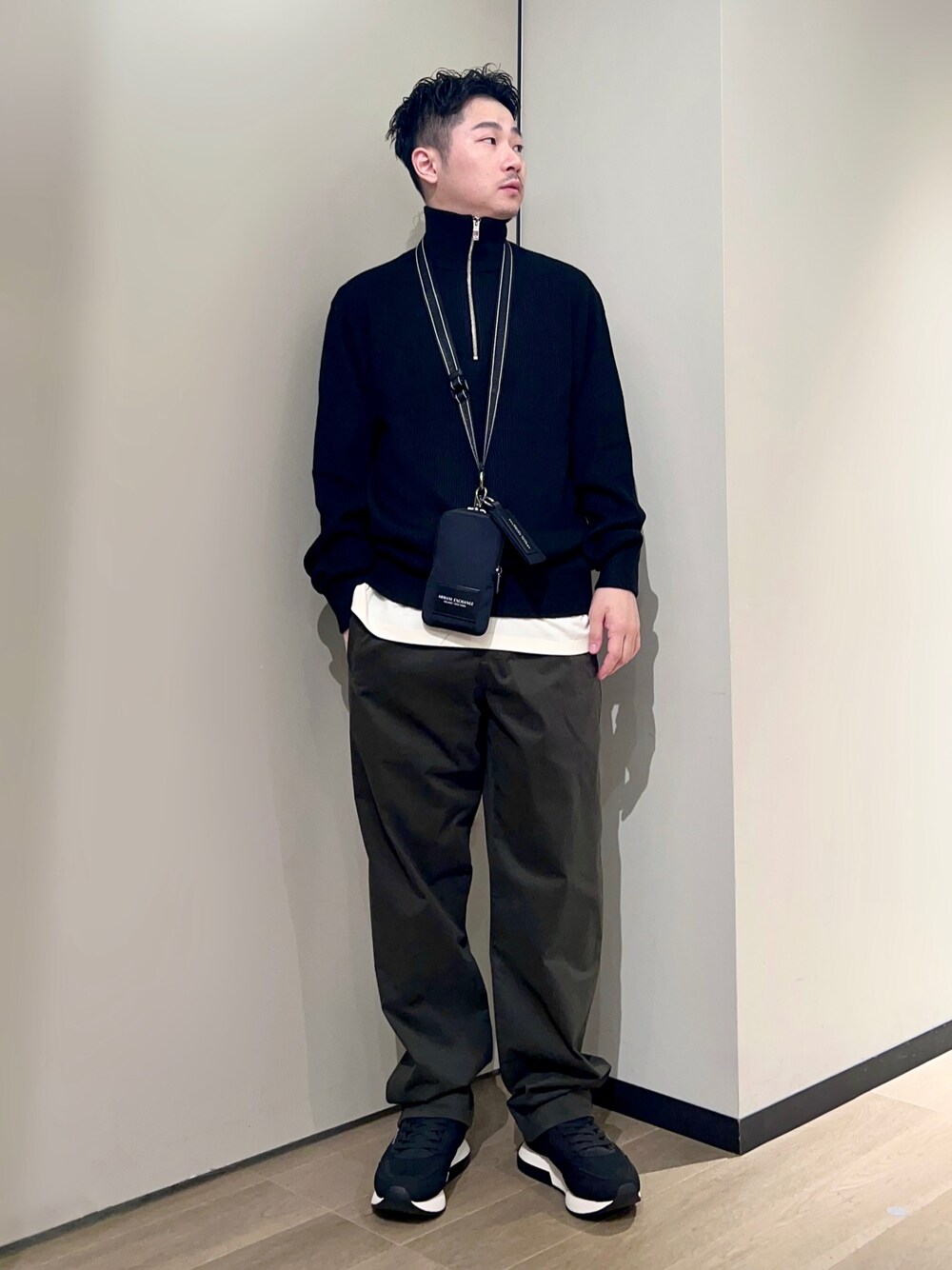「AXchanger、AXchange、armaniexchange、アルマーニエクスチェンジ、レイヤードスタイル、カラー×コーデ、ハーフジップ、ミニバッグ、休日スタイル、スニーカー、きれいめカジュアル、ストリート、秋コーデ、オトナカジュアル、ブラック」｜「ARMANI EXCHANGEの【A|X アルマーニ エクスチェンジ】ボリュームソール　レースアップスニーカー（スニーカー、ブラック系）」を使った、🔩J.HARAさん（メンズ・167cm）の秋コーディネートの1枚目の写真