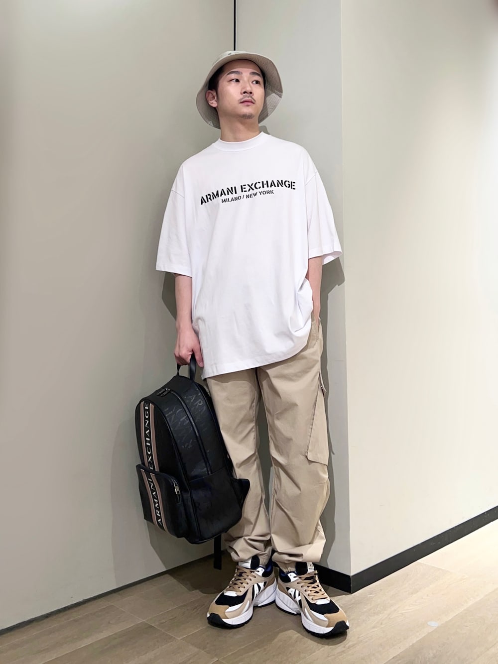 「AXchanger、AXchange、armaniexchange、アルマーニエクスチェンジ、ビッグシルエット、フェススタイル、ロゴT、アウトドアスタイル、スニーカー、ストリート、淡色コーデ、バケットハット、カーゴパンツ、白Tシャツ、アツいコーデ全部見せ」｜「ARMANI EXCHANGEの【A|X アルマーニ エクスチェンジ】ロゴ　レースアップスニーカー（スニーカー、ベージュ系）」を使った、🔩J.HARAさん（メンズ・167cm）の夏コーディネートの1枚目の写真