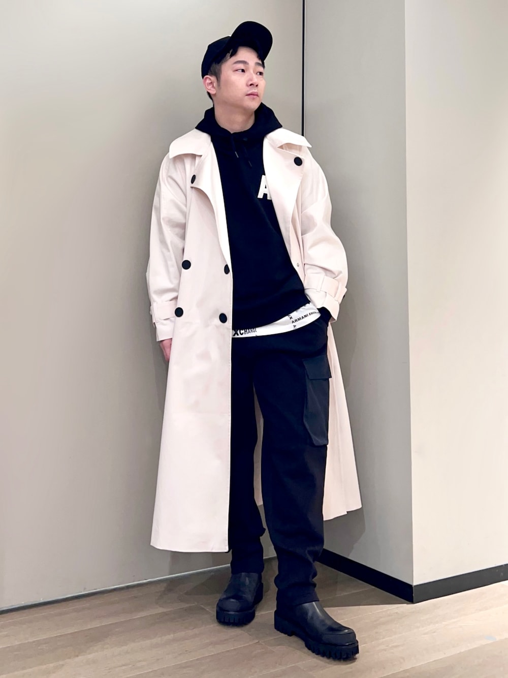 「AXchanger、AXchange、armaniexchange、アルマーニエクスチェンジ、スウェットパンツ、きれいめカジュアル、パーカー、ロングコート、ブーツ、キャップ、ほめられ本命コーデ、春コーデ、モノトーン、ストリート、オーバーサイズ」｜「ARMANI EXCHANGEの【A|X アルマーニ エクスチェンジ】チェルシーブーツ（ブーツ、ブラック系）」を使った、🔩J.HARAさん（メンズ・167cm）の冬コーディネートの1枚目の写真