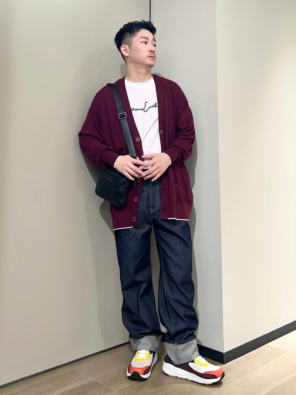 「AXchanger、AXchange、armaniexchange、アルマーニエクスチェンジ、ショルダーバッグ、秋服準備はじめました、ロゴT、レイヤードスタイル、カラー×コーデ、休日スタイル、きれいめカジュアル、デニム、スニーカー、ストリート、カーディガン」｜「ARMANI EXCHANGEの【A|X アルマーニ エクスチェンジ】リンスウォッシュ　デニムパンツ_J72 BAGGY（デニムパンツ、ブルー系）」を使った、🔩J.HARAさん（メンズ・167cm）の秋コーディネートの1枚目の写真